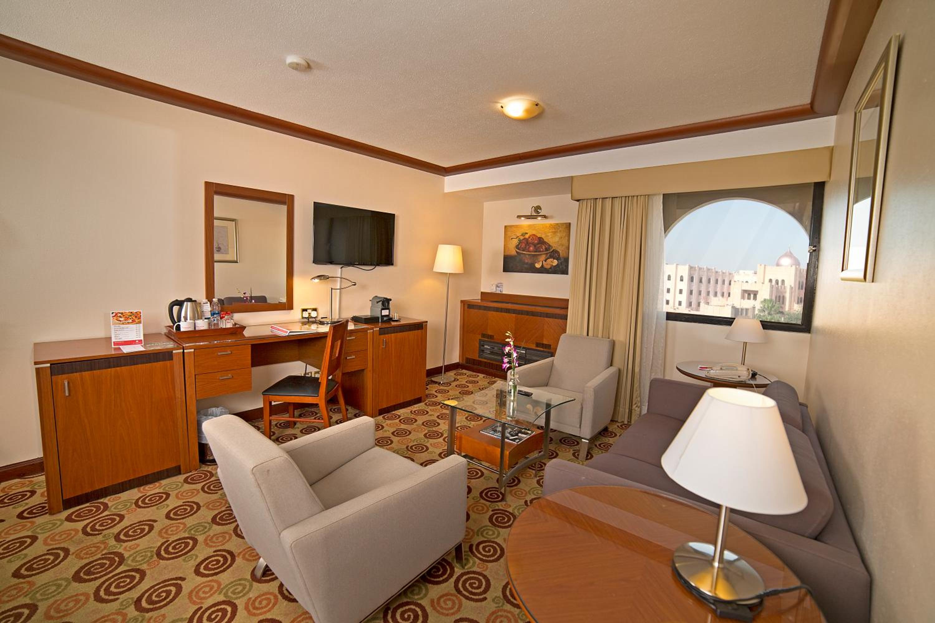 Junior King Suite - Non-Smoking photo 2