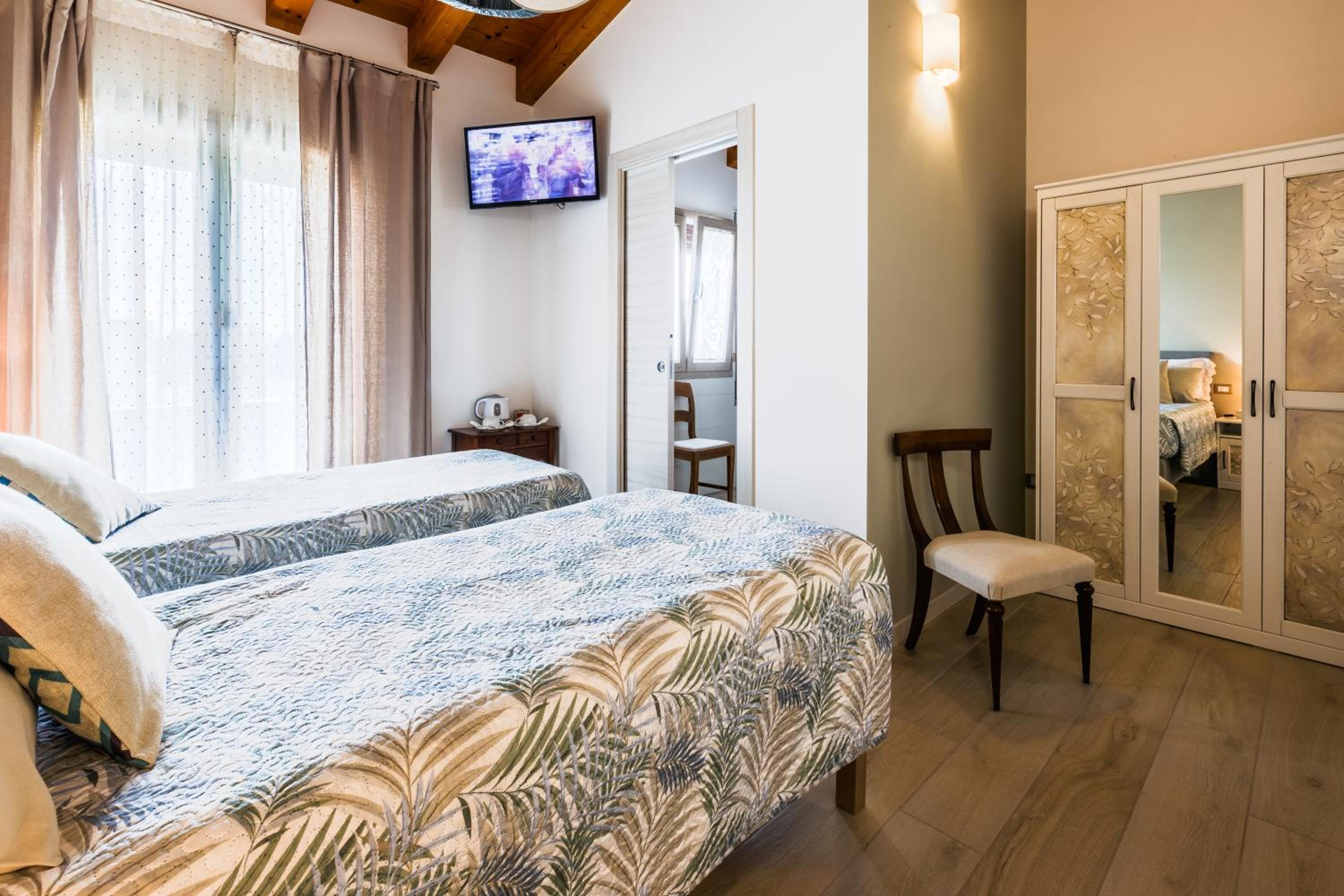 Twin Room with Balcony - Photo 5