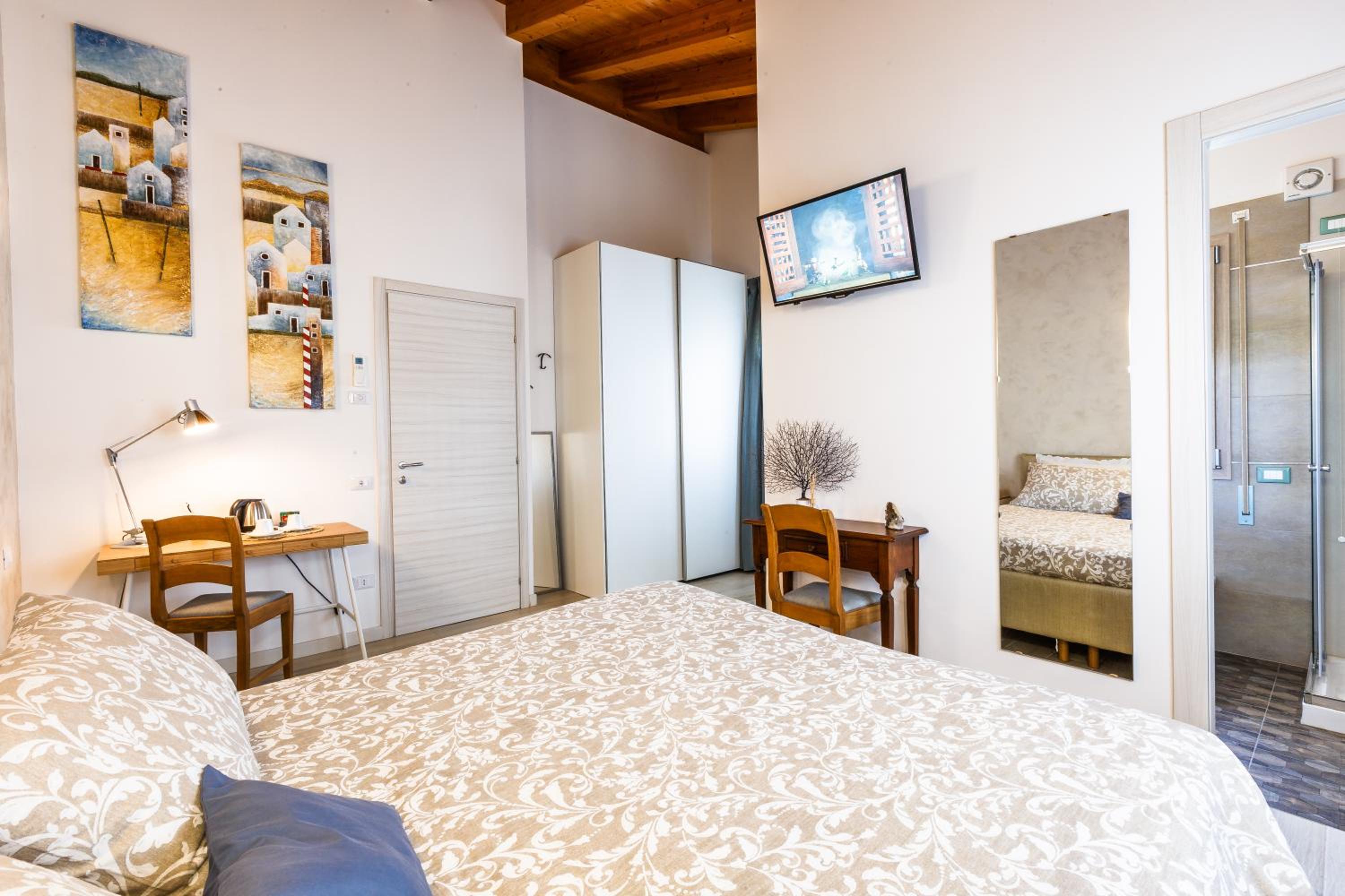 Twin Room with Extra Bed - Photo 3
