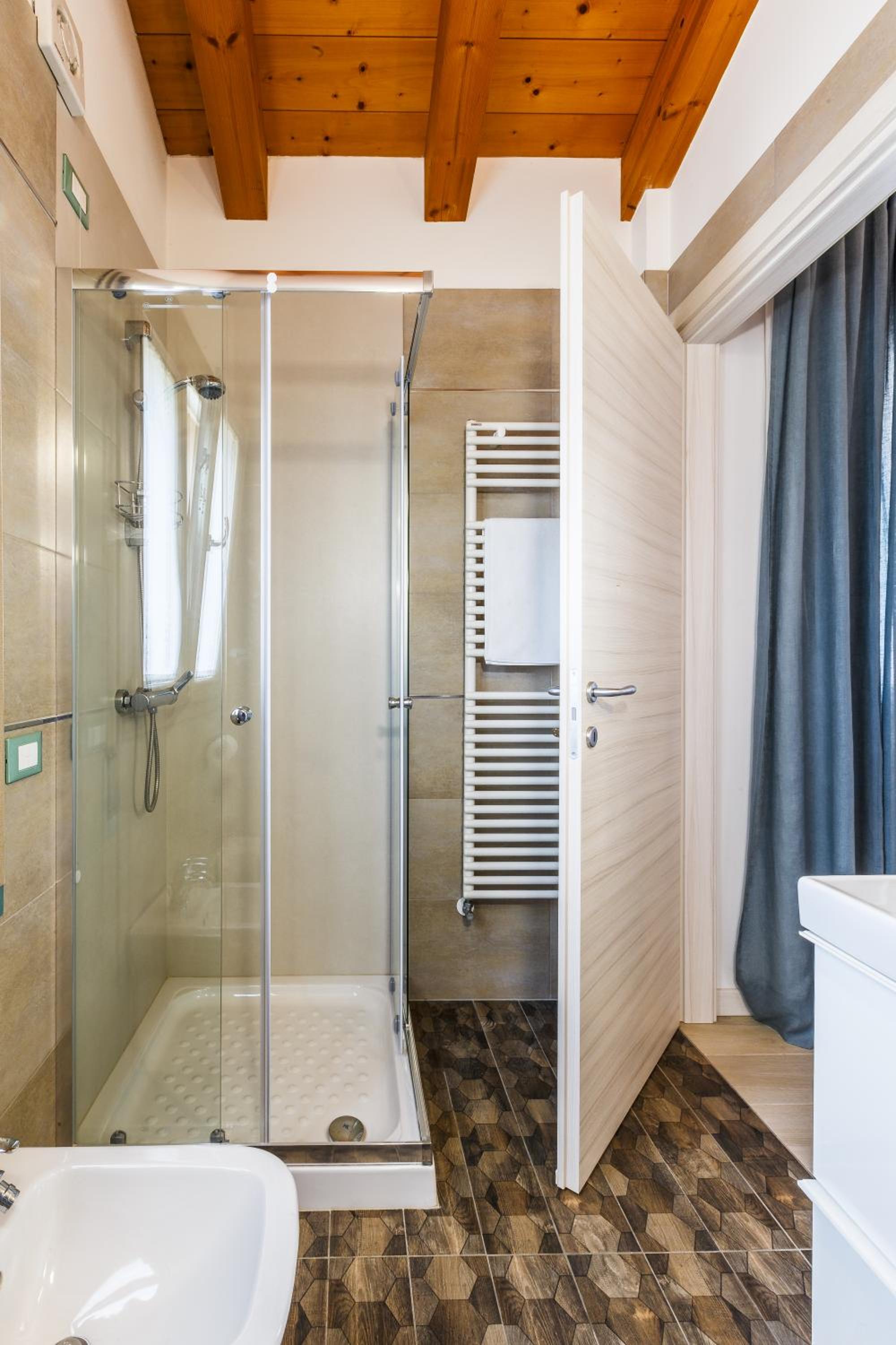 Twin Room with Extra Bed - Photo 4
