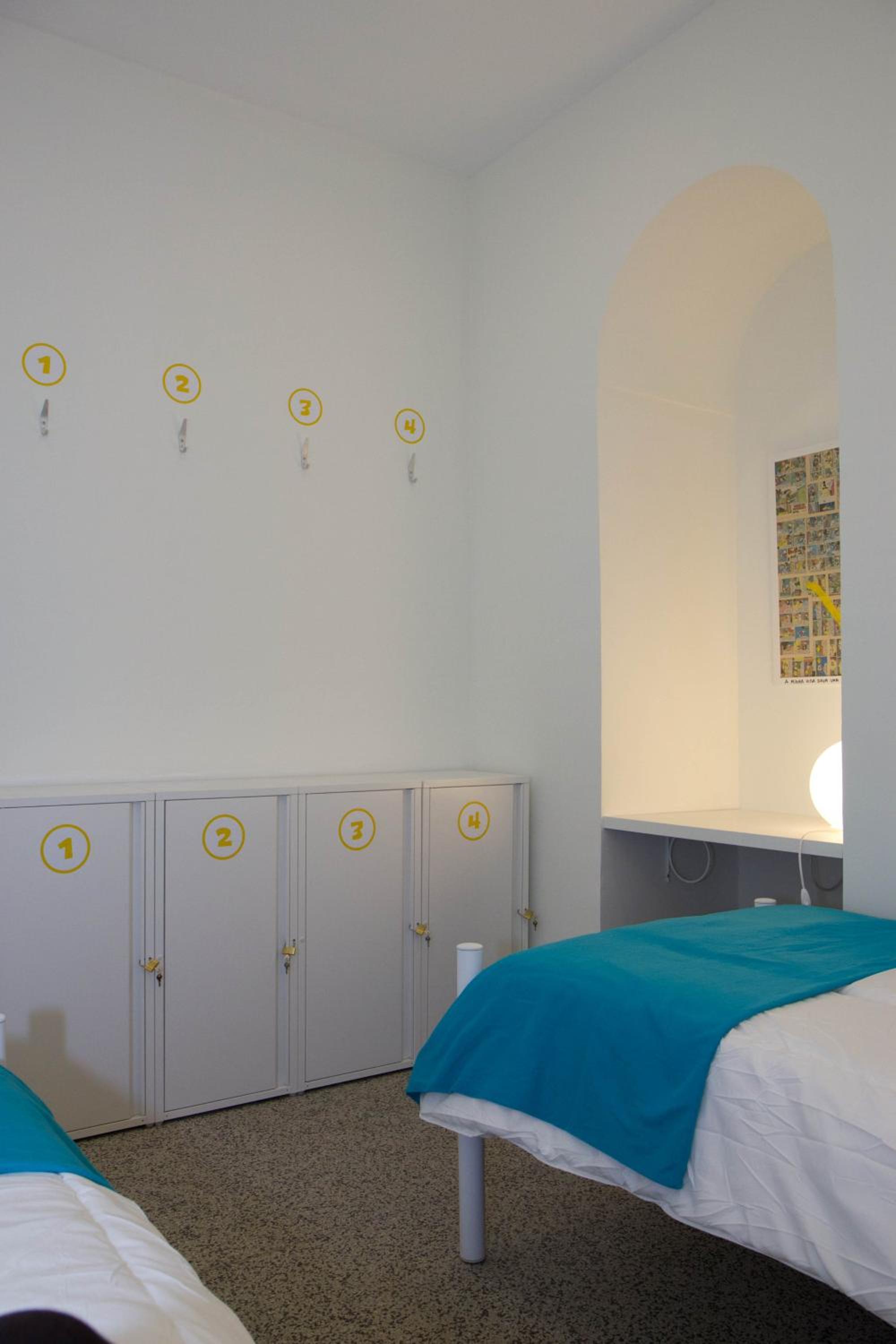 Twin Room with Shared Bathroom - Photo 10