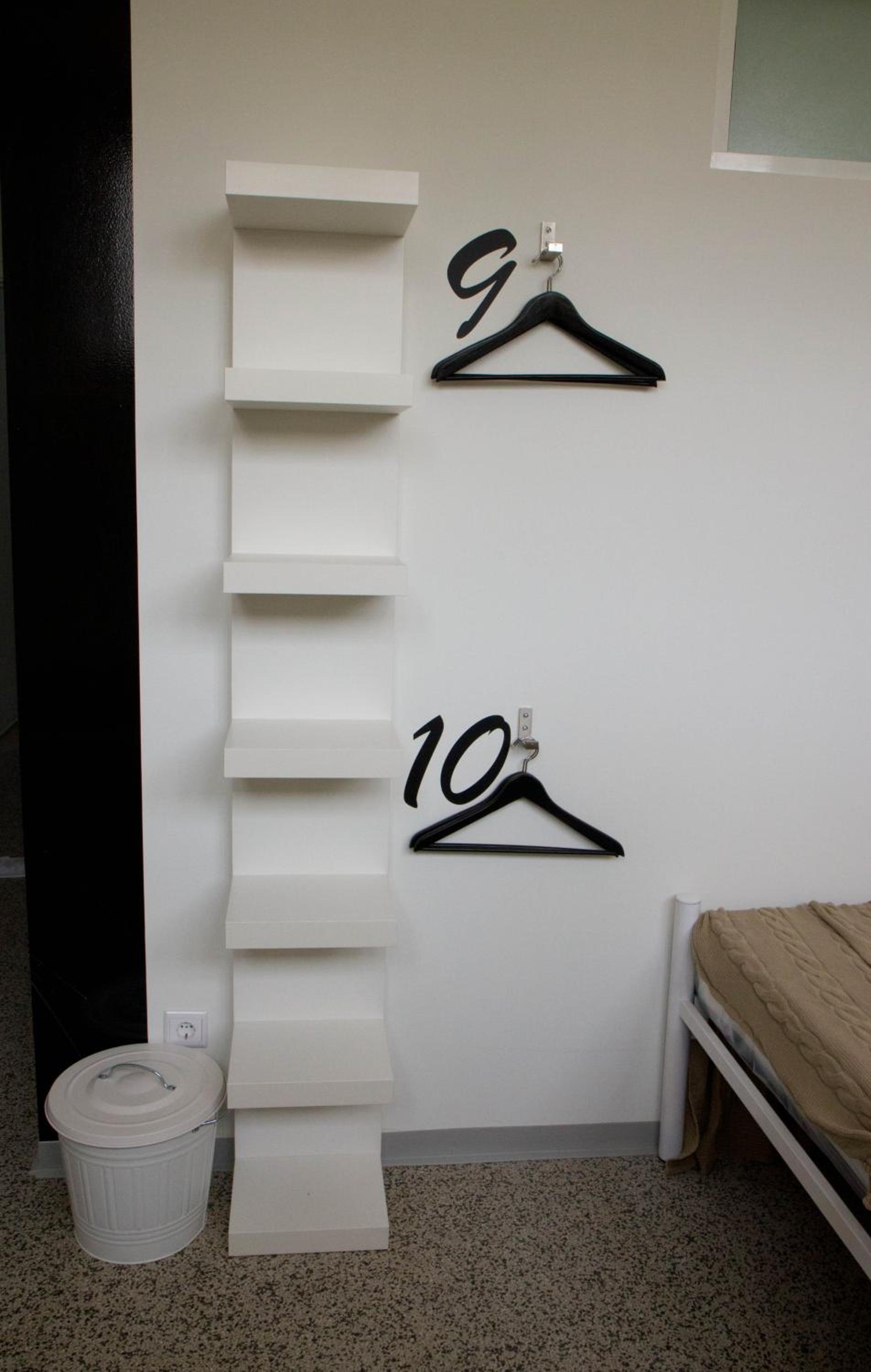 Twin Room with Shared Bathroom - Photo 9