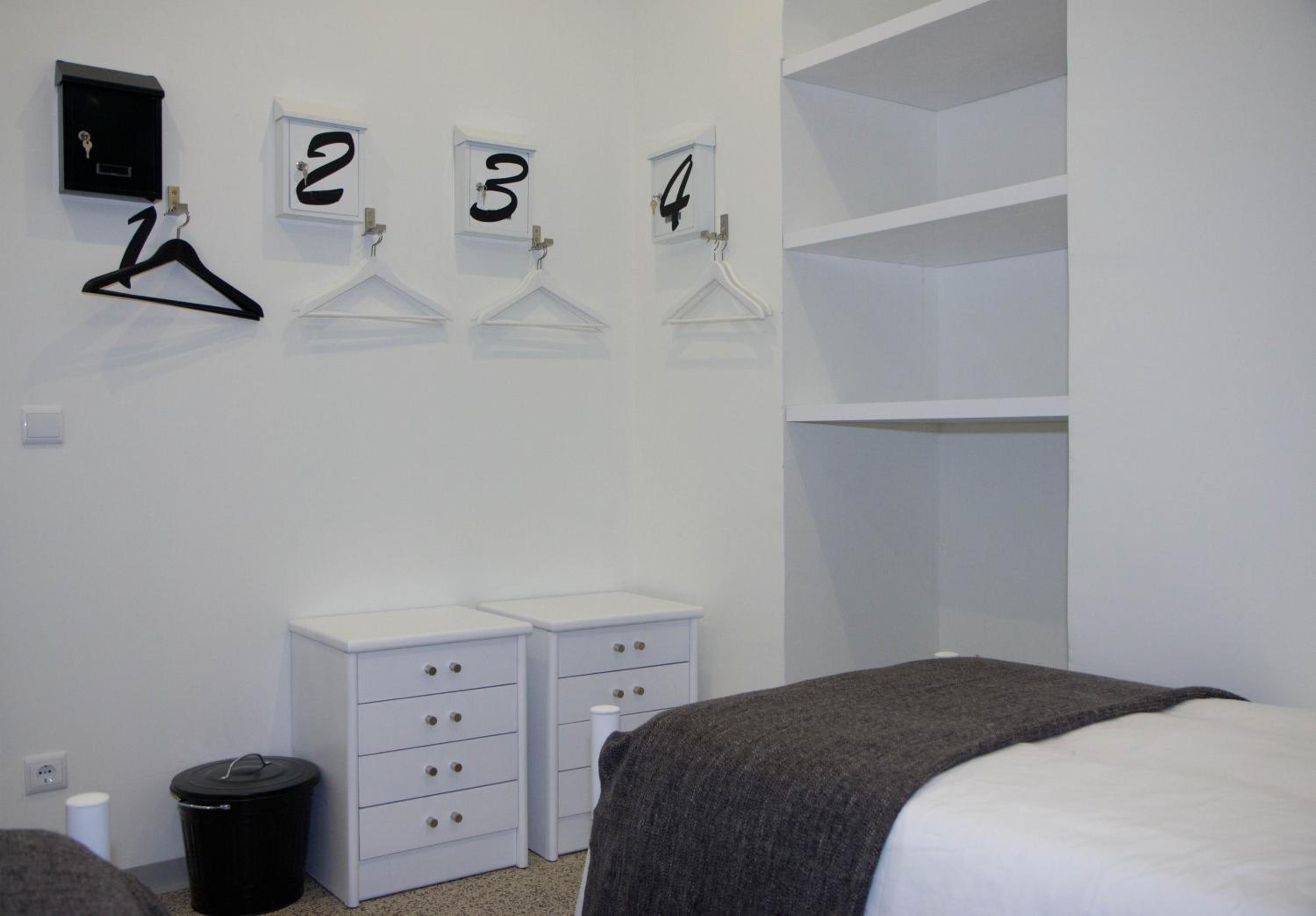 Twin Room with Shared Bathroom - Photo 8
