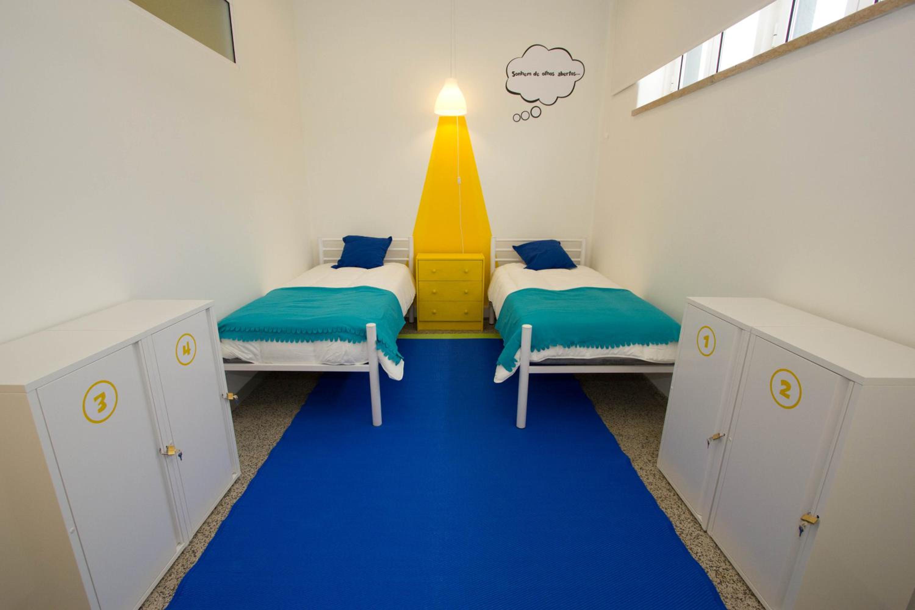 Twin Room with Shared Bathroom - Photo 11
