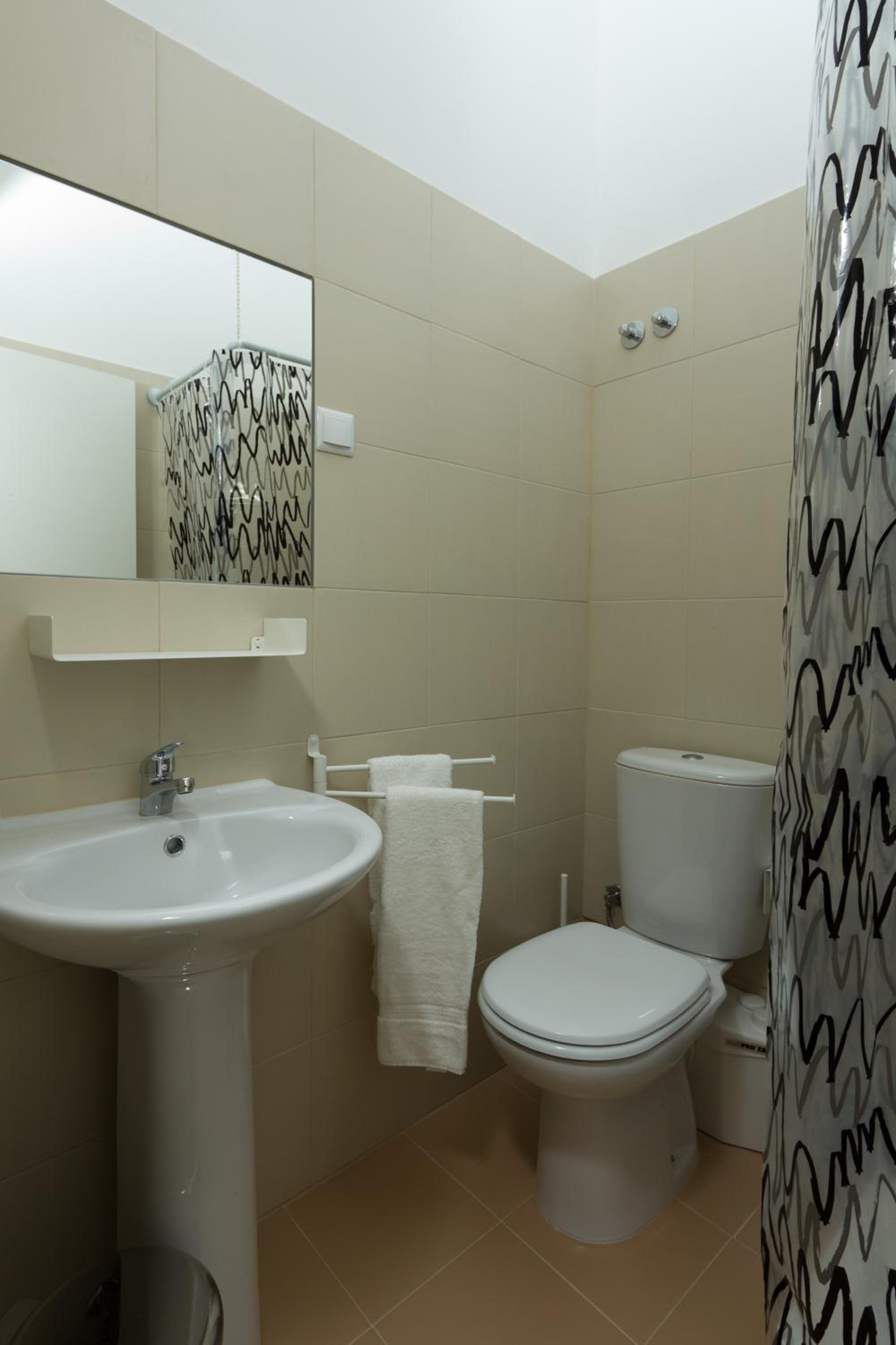 Twin Room with Private Bathroom - Photo 31