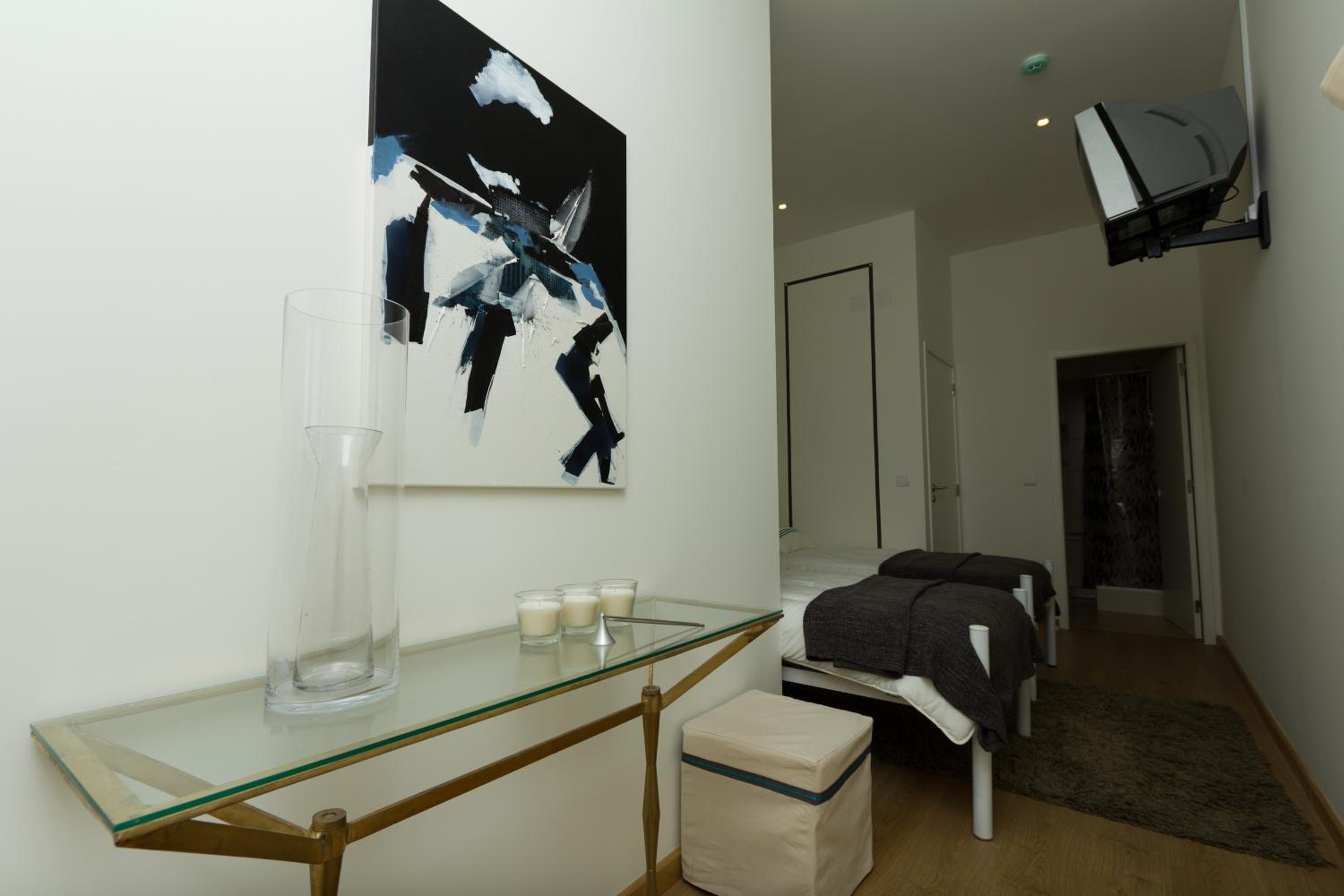 Twin Room with Private Bathroom - Photo 30