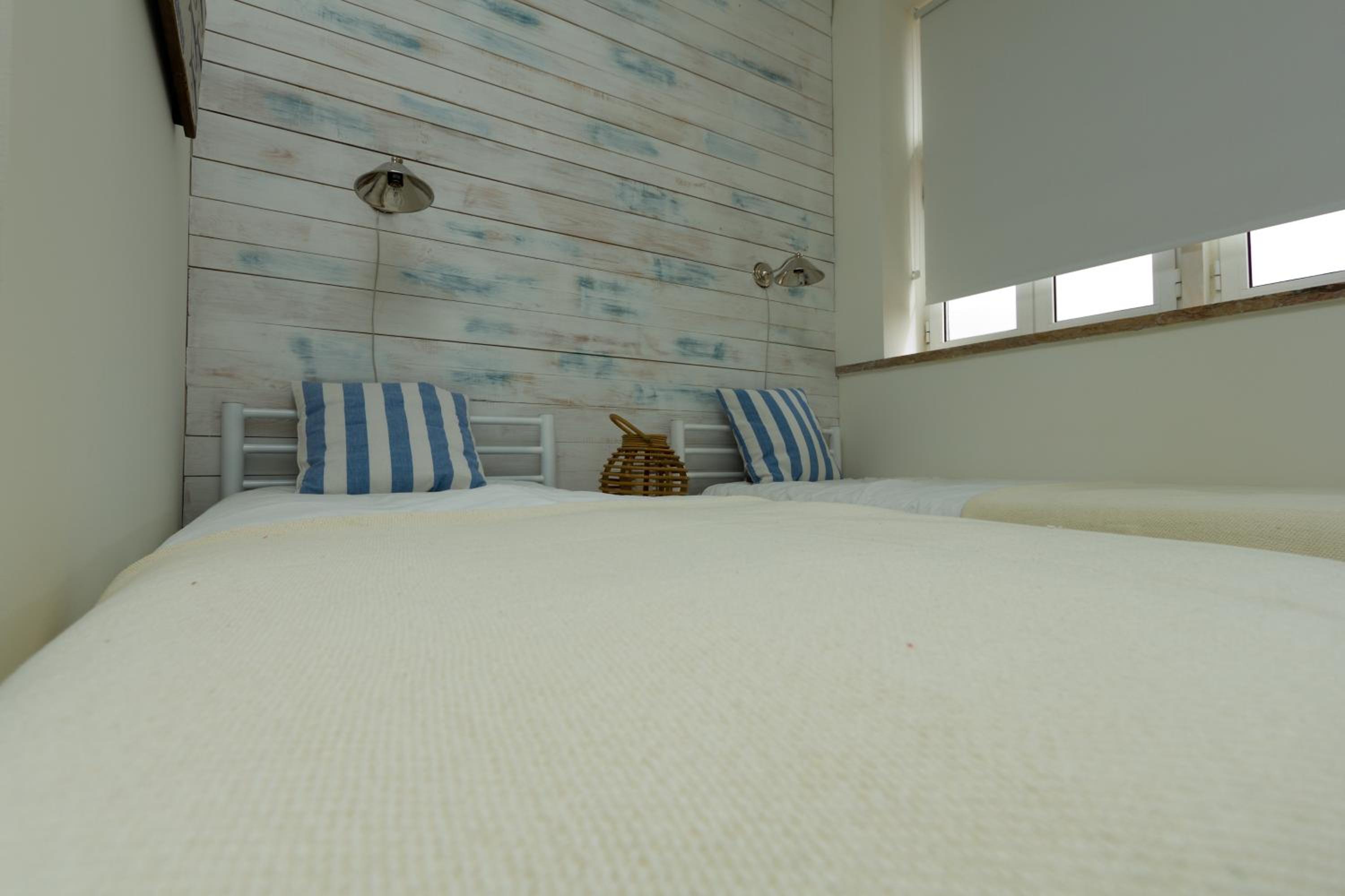 Twin Room with Private Bathroom - Photo 8