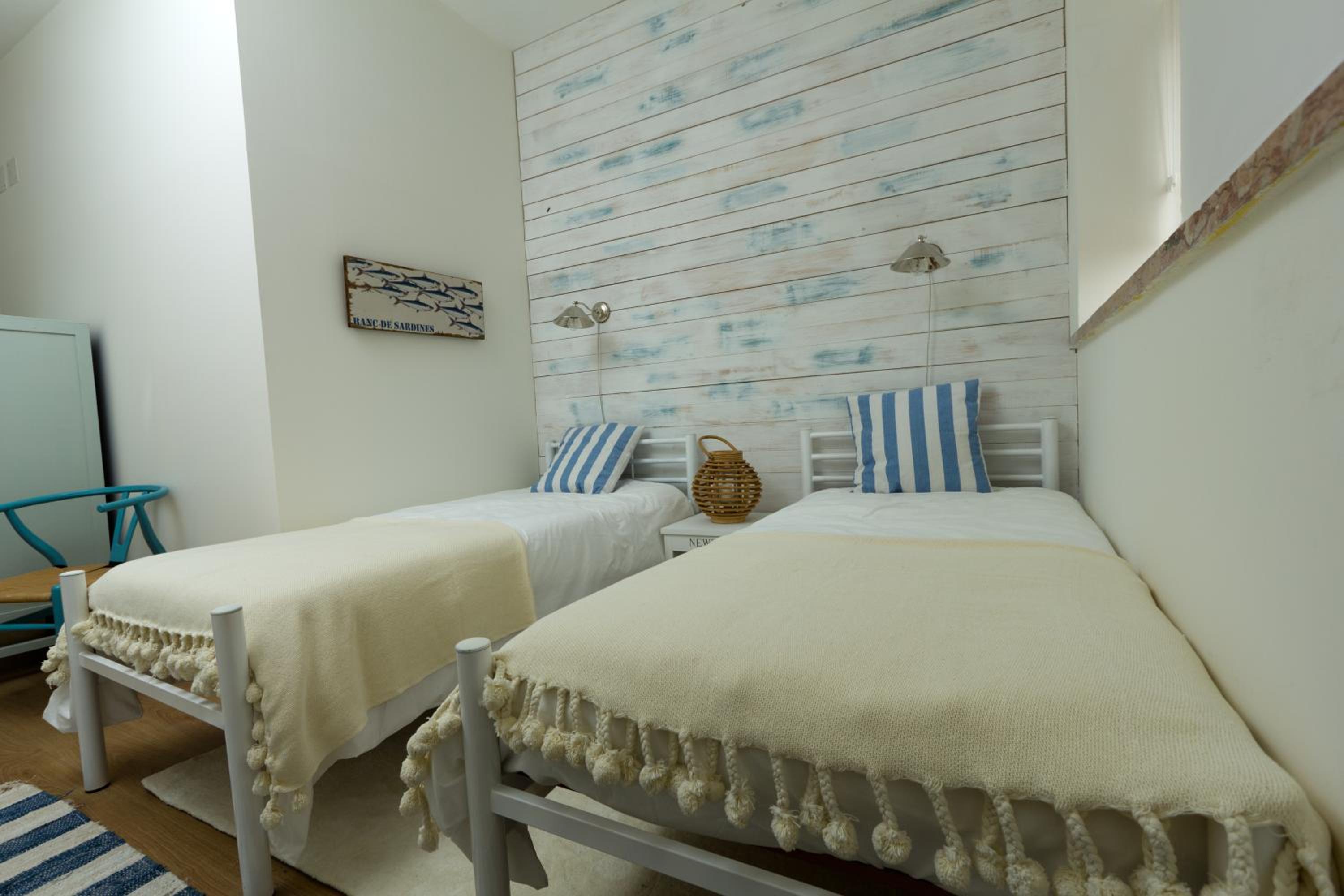 Twin Room with Private Bathroom - Photo 9