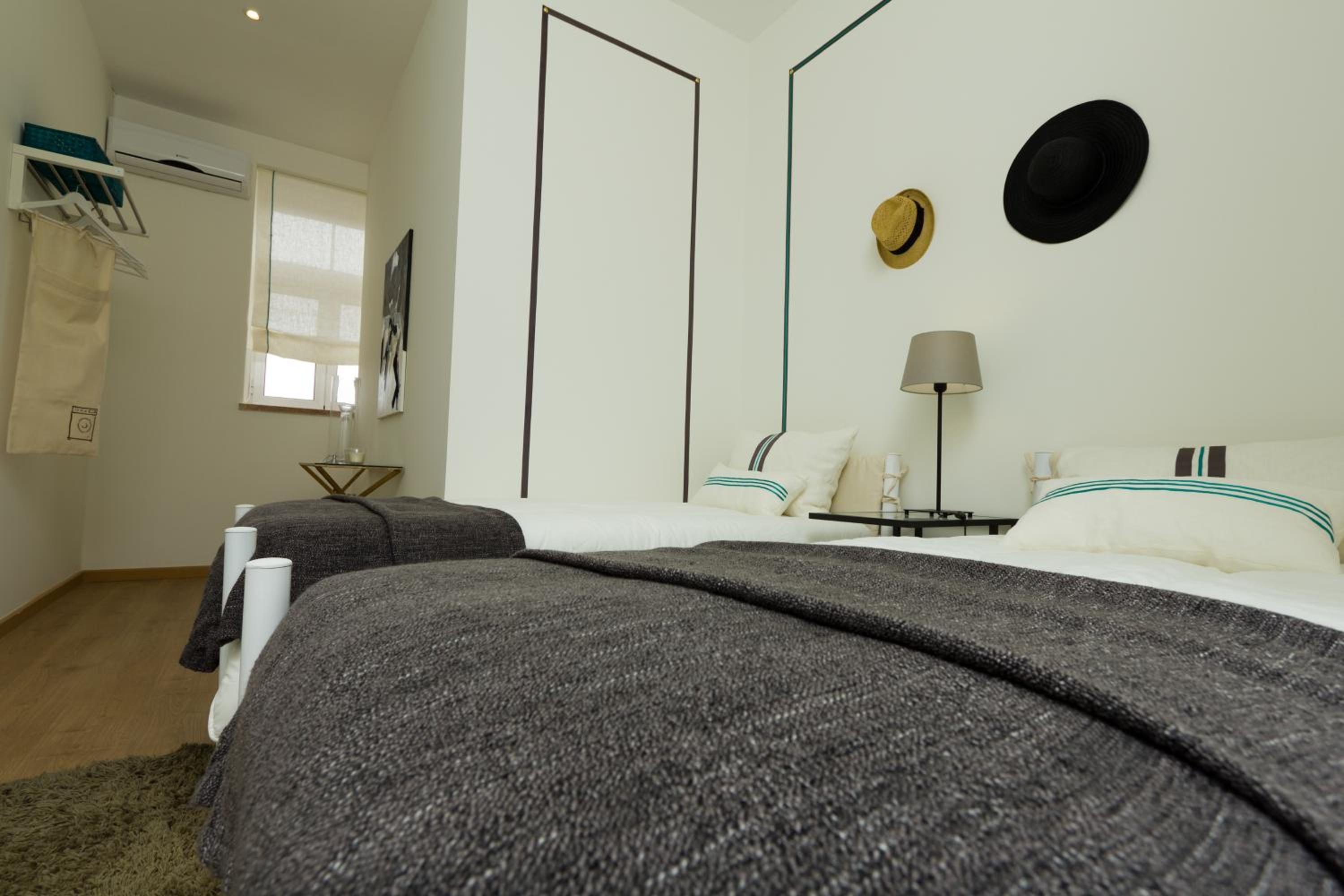 Twin Room with Private Bathroom - Photo 3
