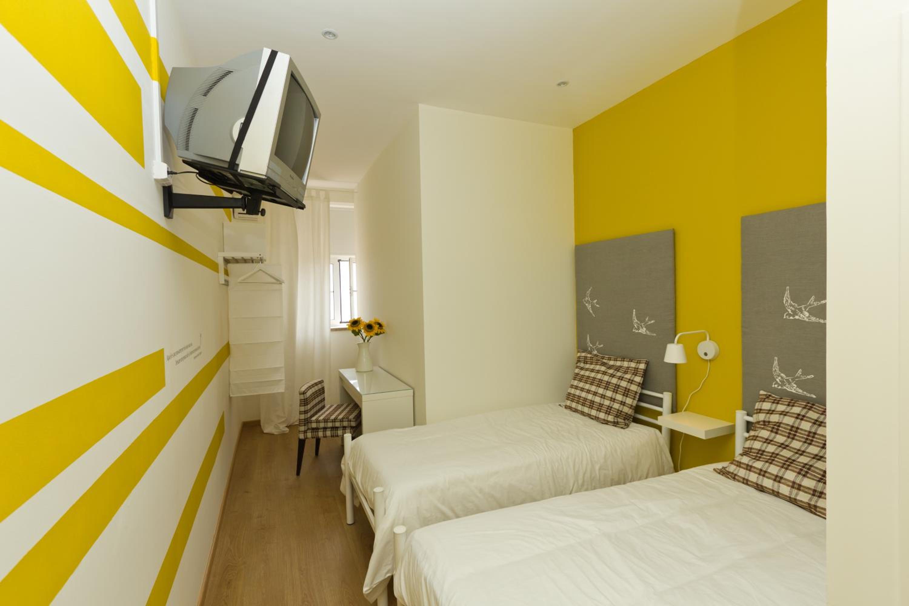 Twin Room with Private Bathroom - Photo 10
