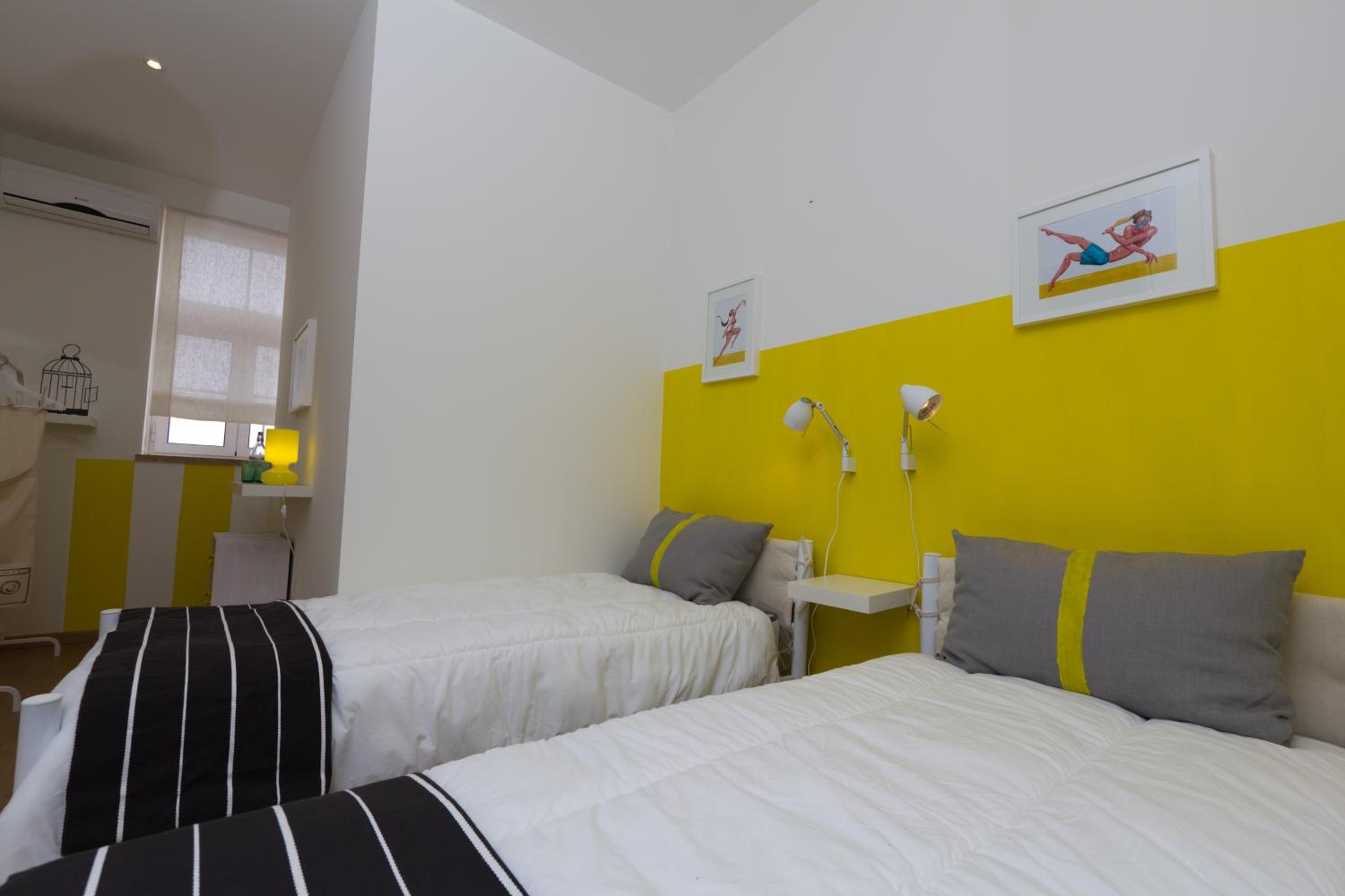 Twin Room with Private Bathroom - Photo 14