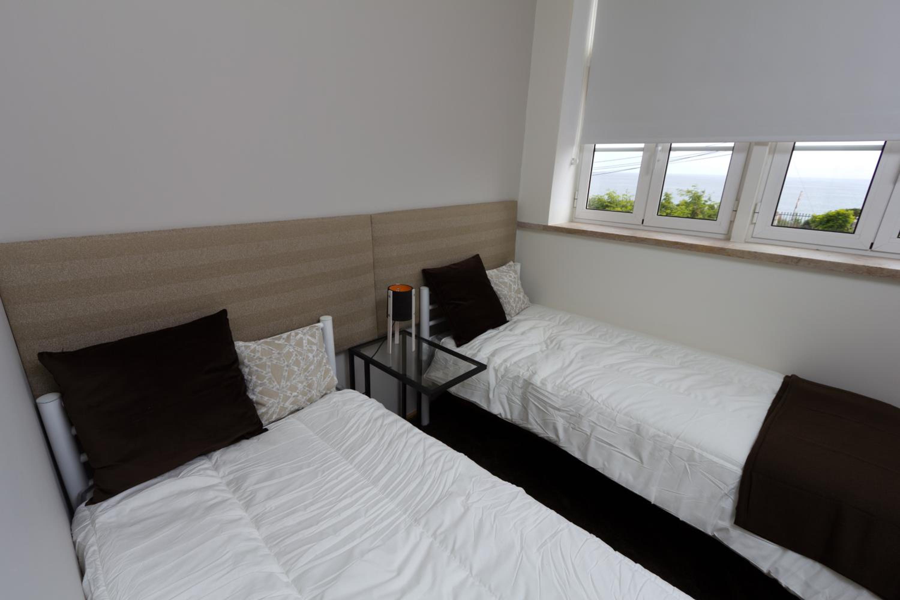 Twin Room with Private Bathroom - Photo 7