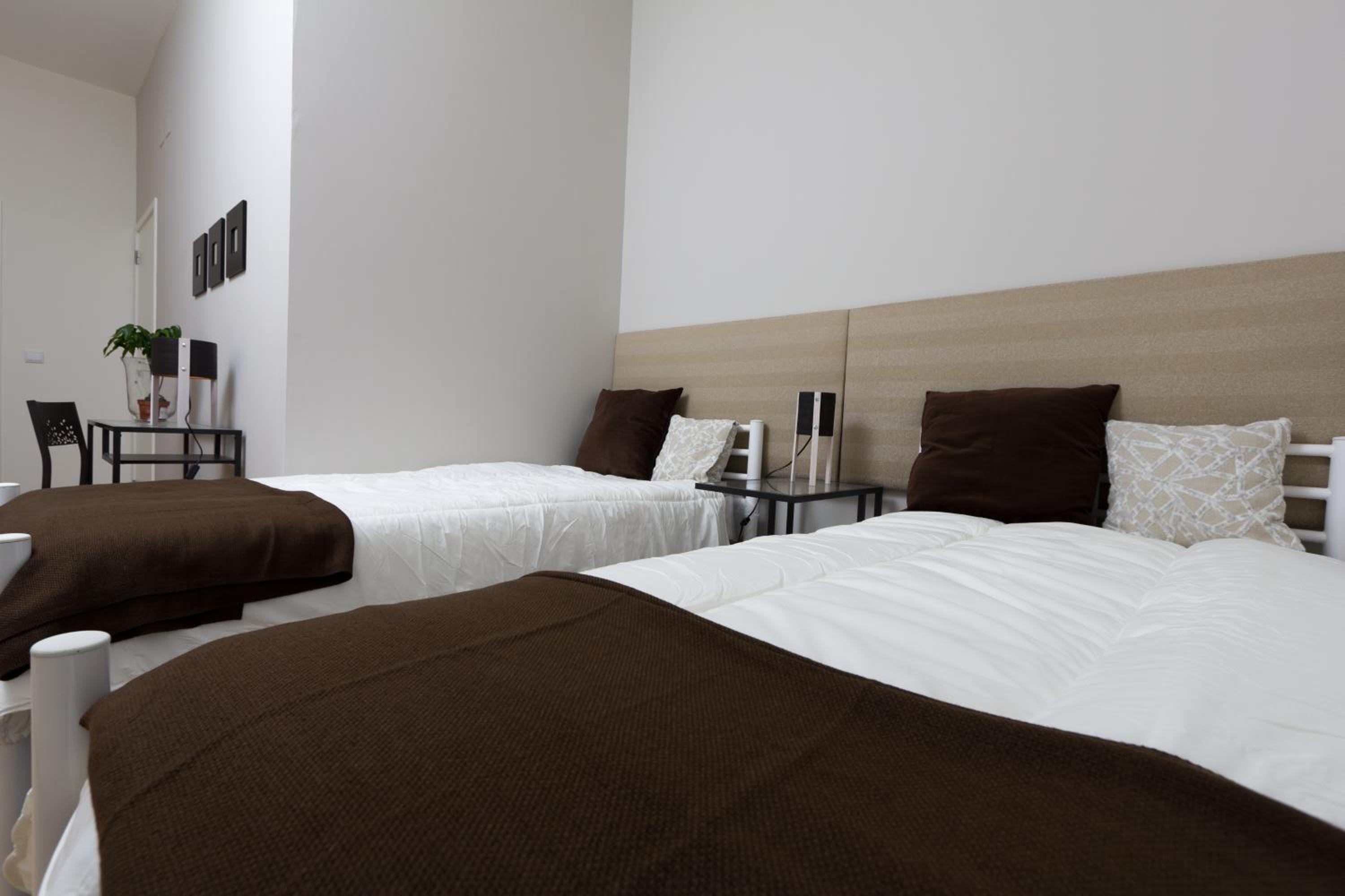Twin Room with Private Bathroom - Photo 6