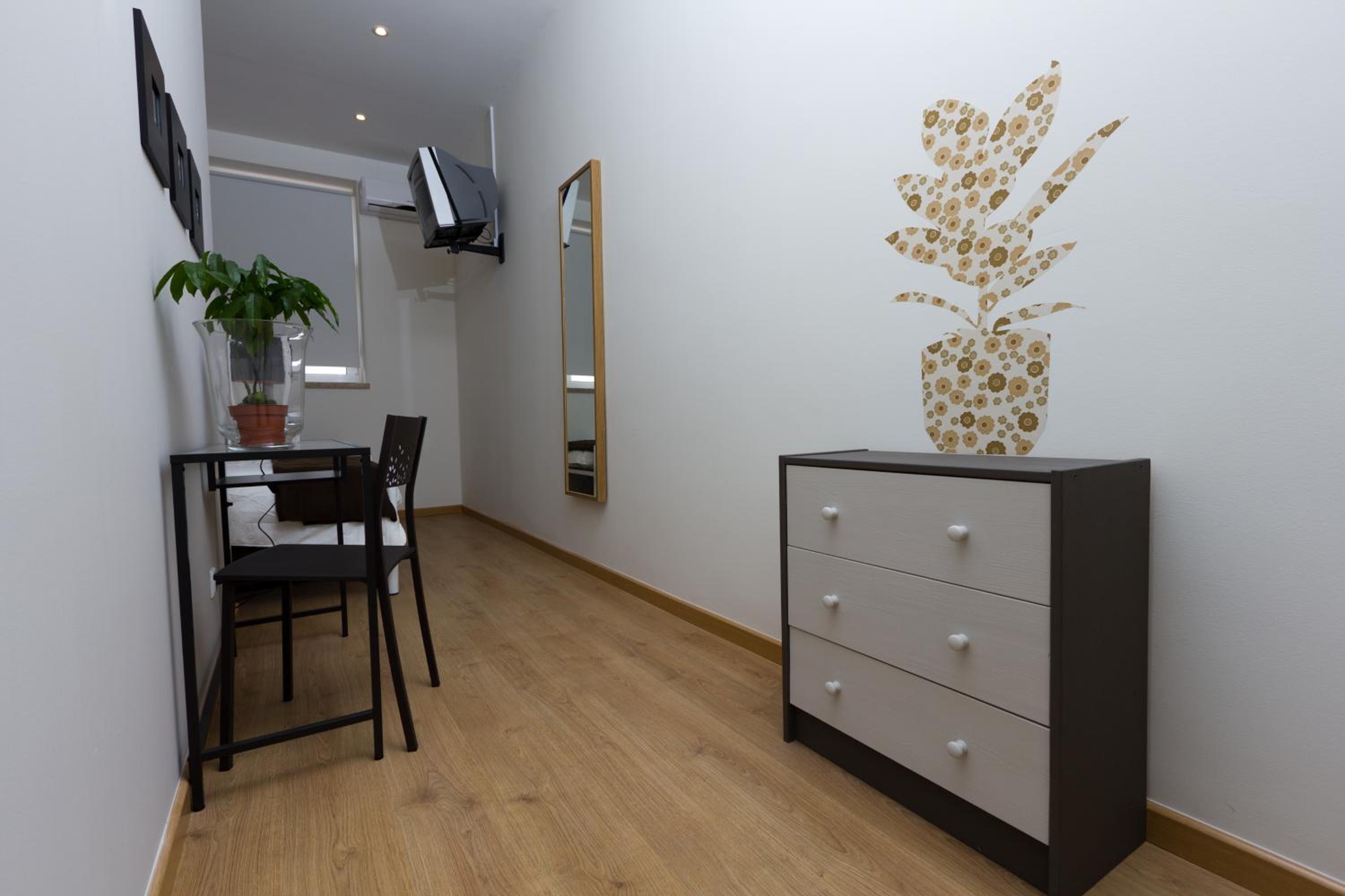 Twin Room with Private Bathroom - Photo 19