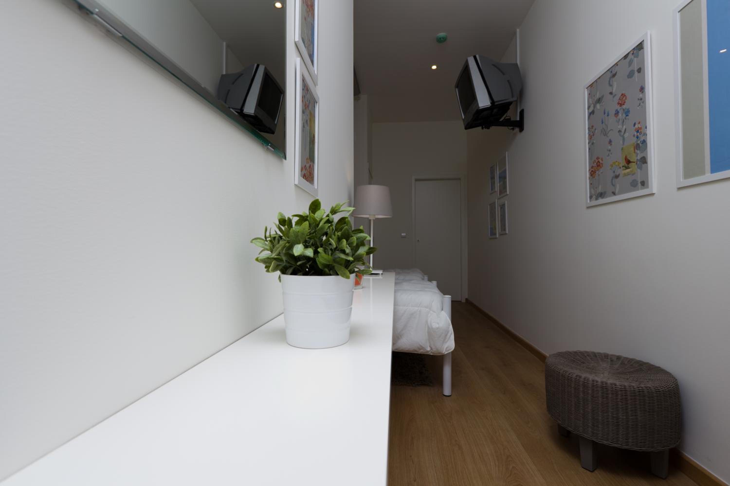 Twin Room with Private Bathroom - Photo 23