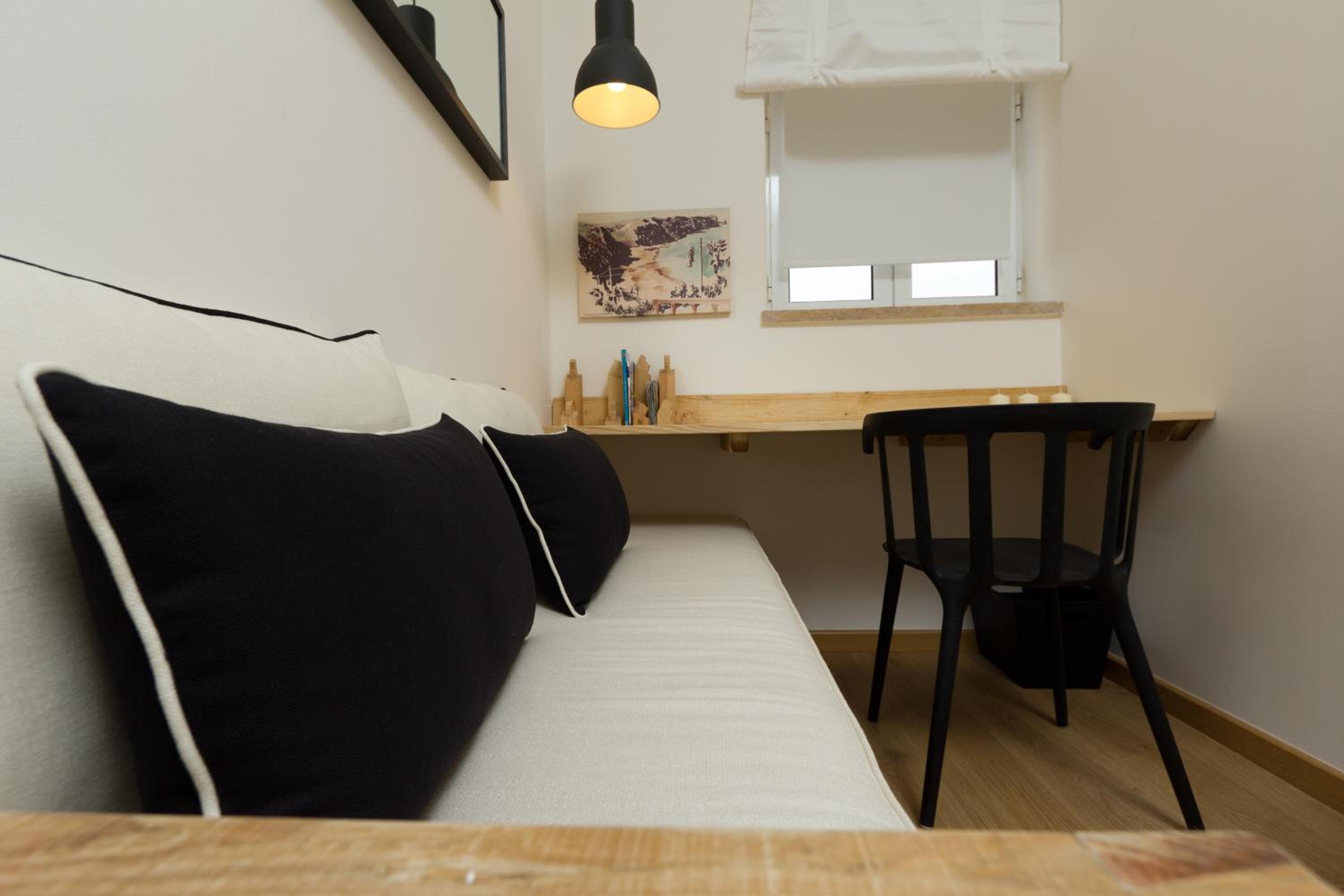 Twin Room with Private Bathroom - Photo 29