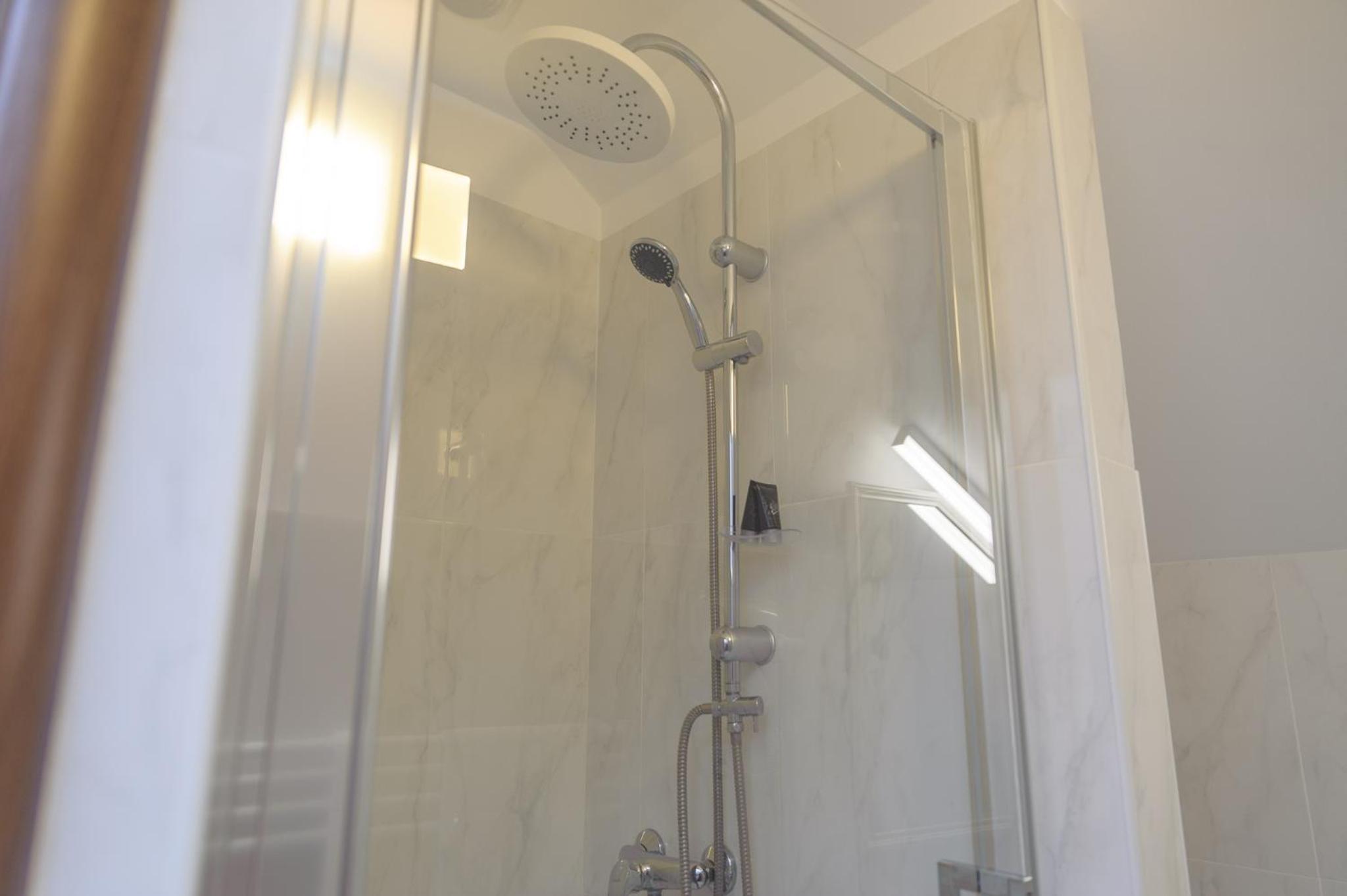 Double Room with Private Bathroom - Photo 5