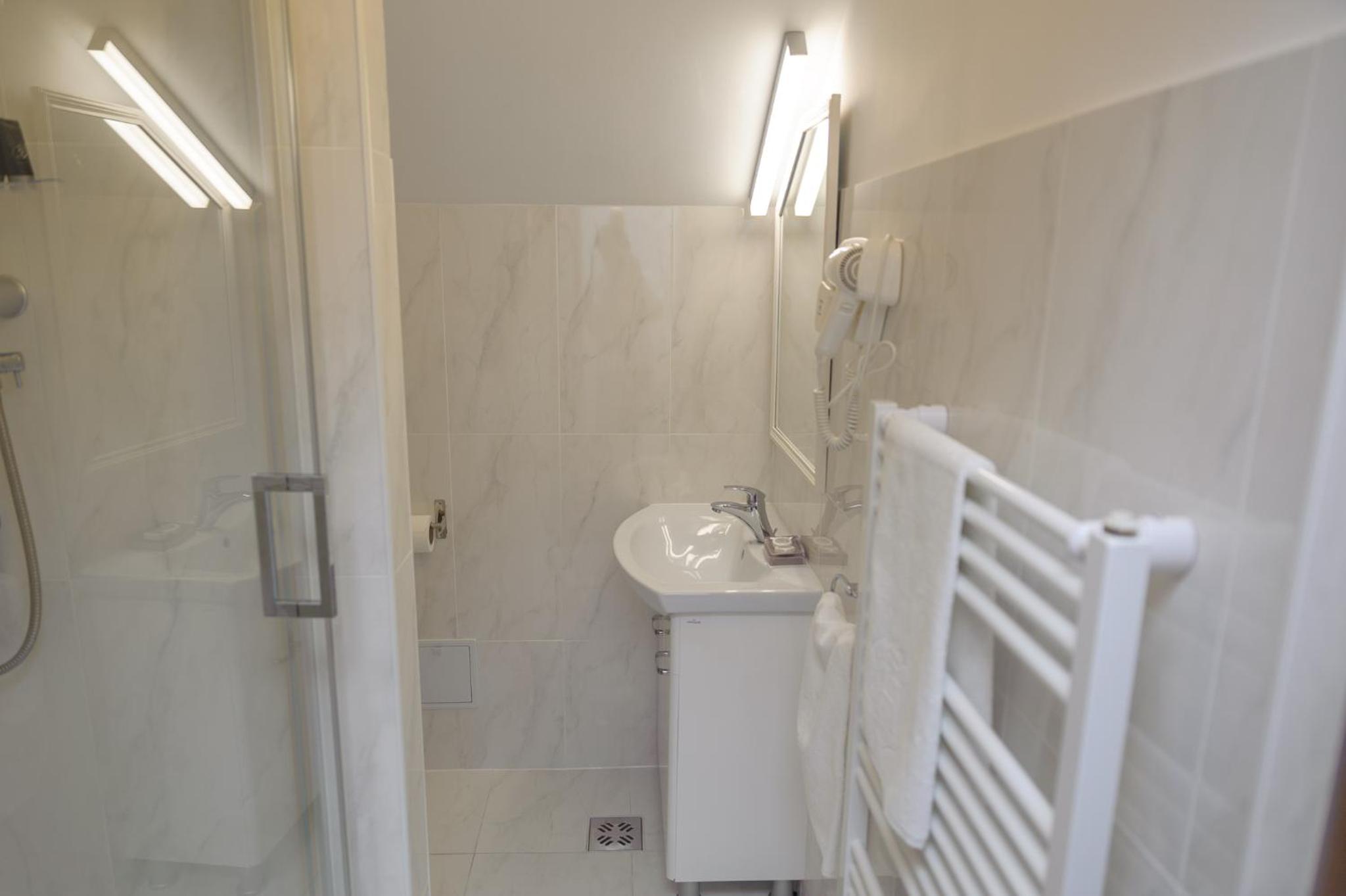 Double Room with Private Bathroom - Photo 6