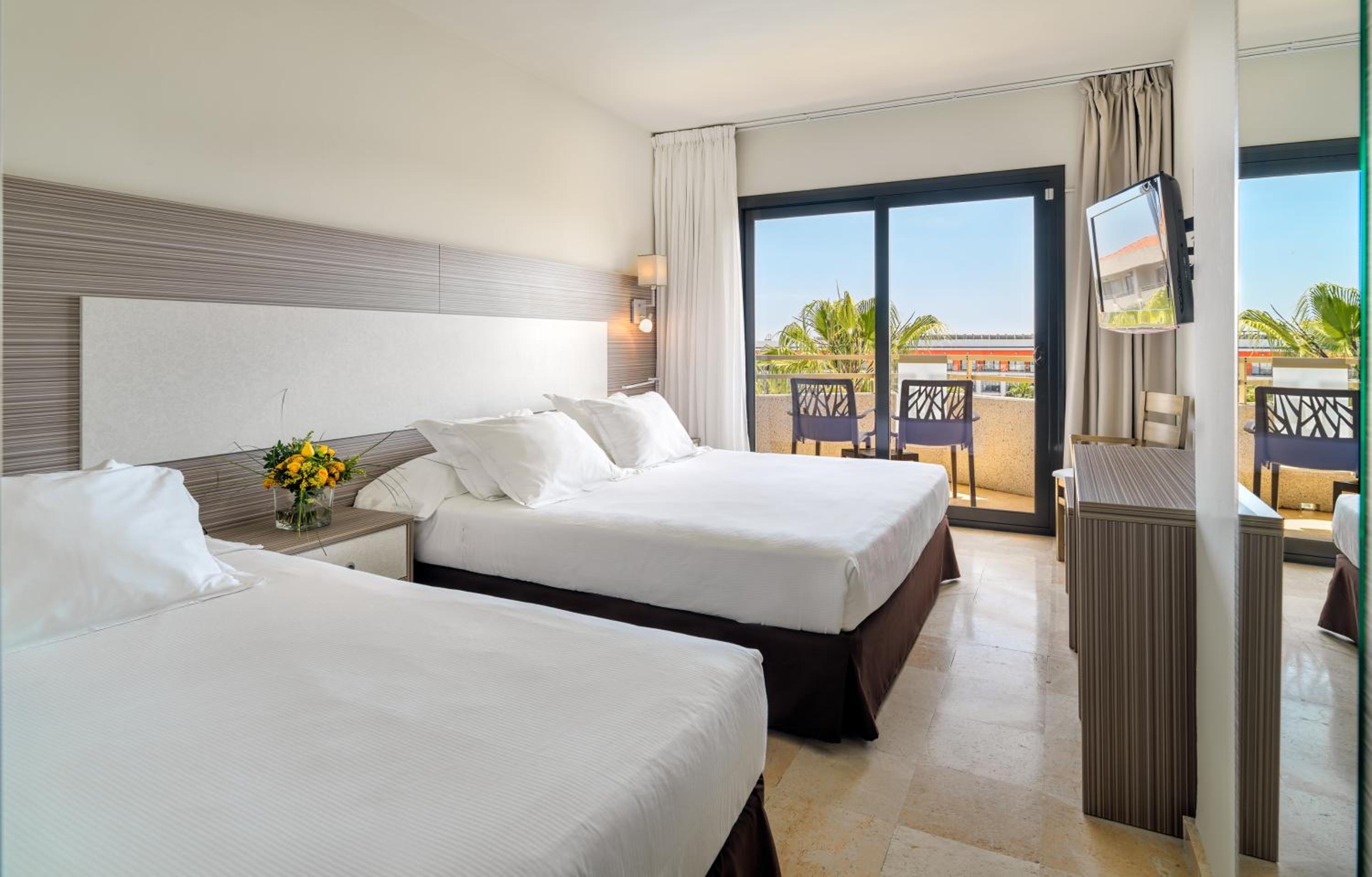 Habitación Doble o con Dos Camas con Cama Adicional y Vista a la Piscina (2 Adultos + 1 Niño de hasta 10 años)