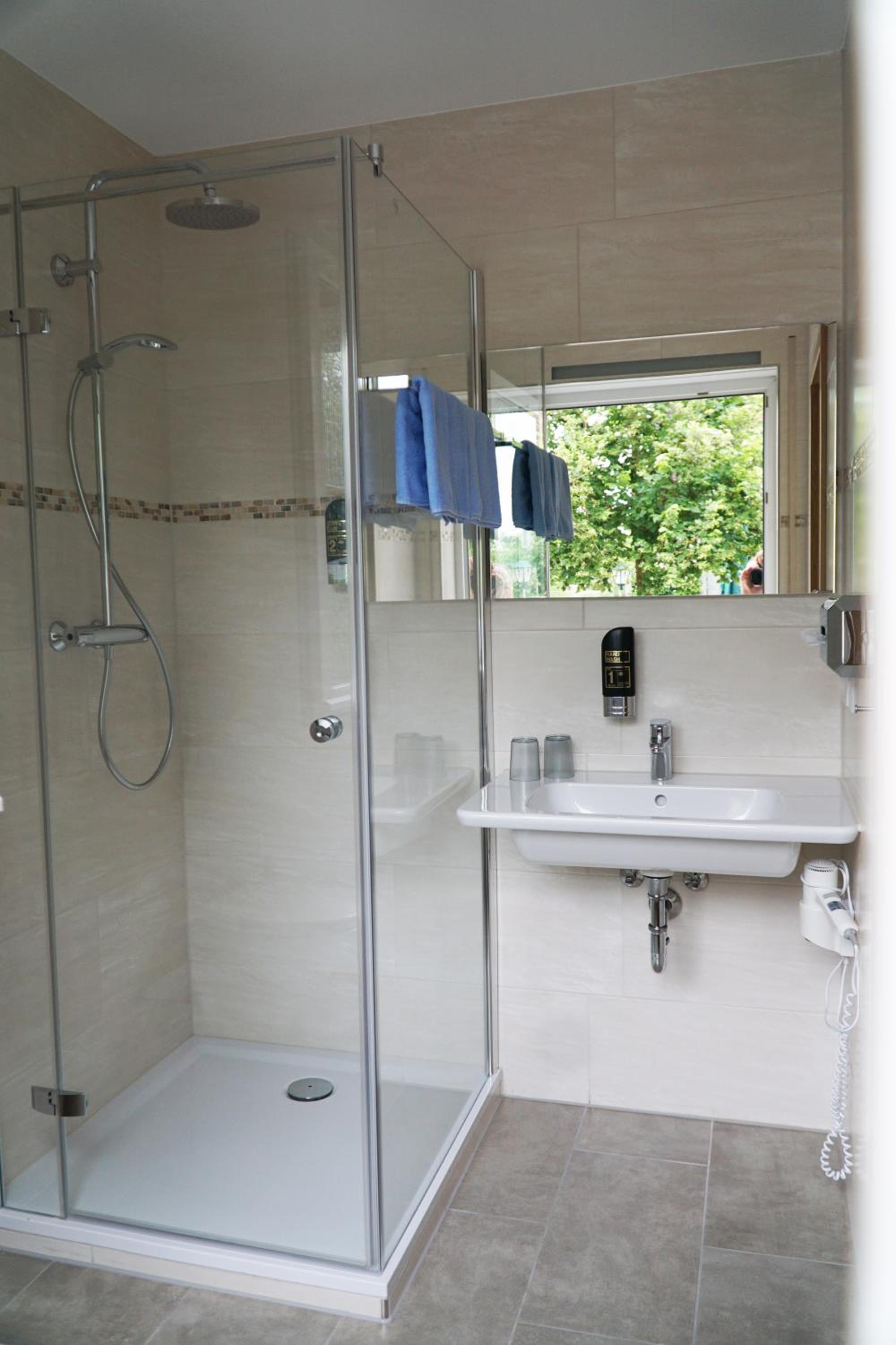 Quadruple Room (2 Adults + 2 Children) - Photo 3