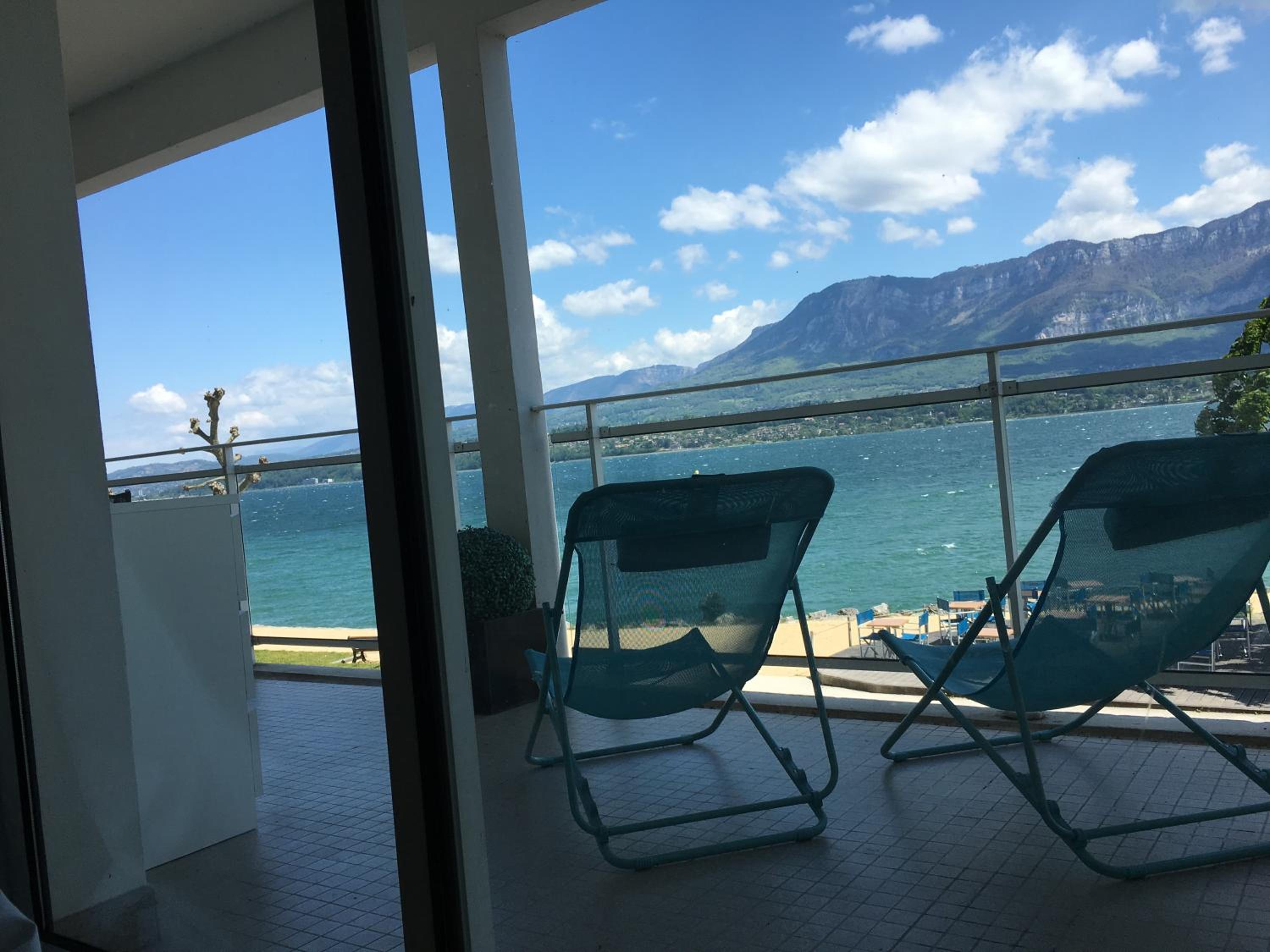 Apartment with Lake View - Photo 7