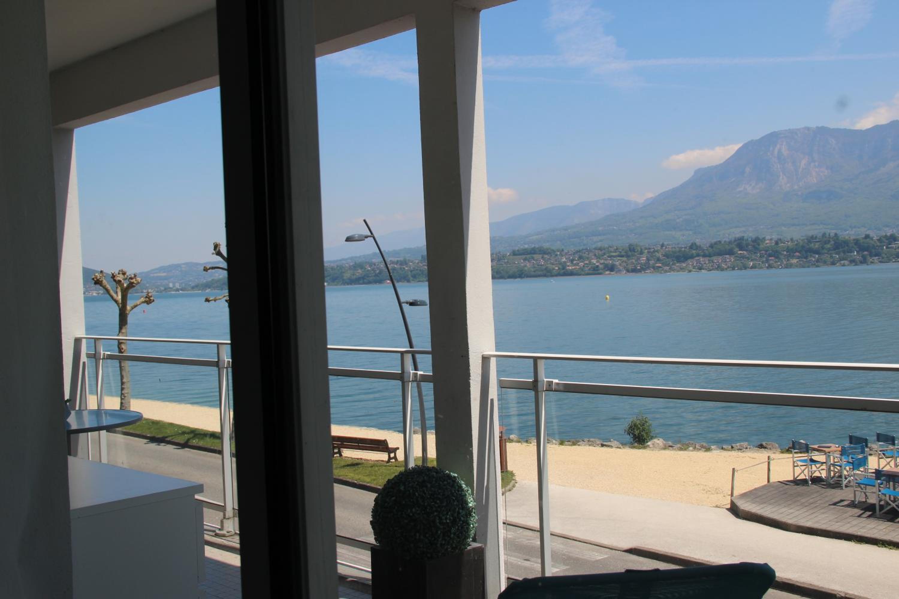 Apartment with Lake View - Photo 5