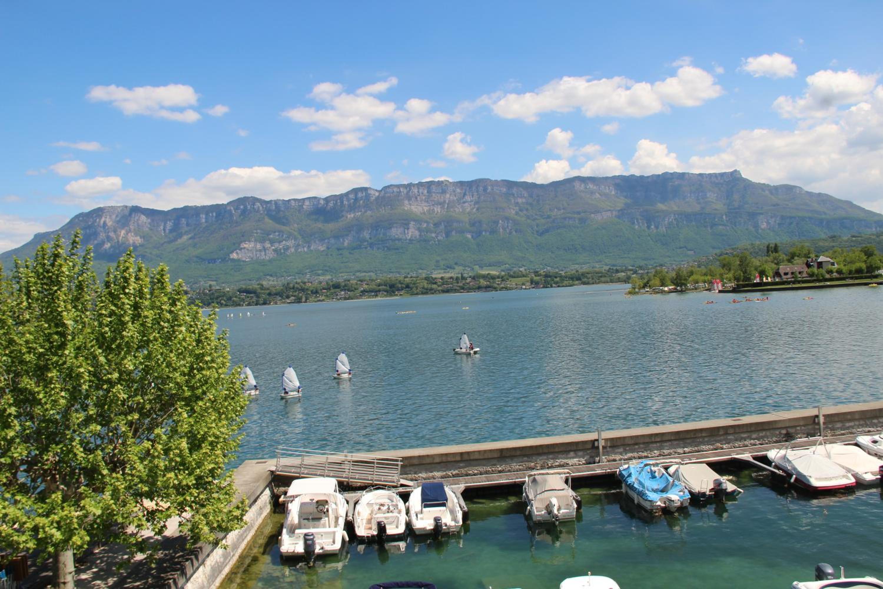 Apartment with Lake View - Photo 11