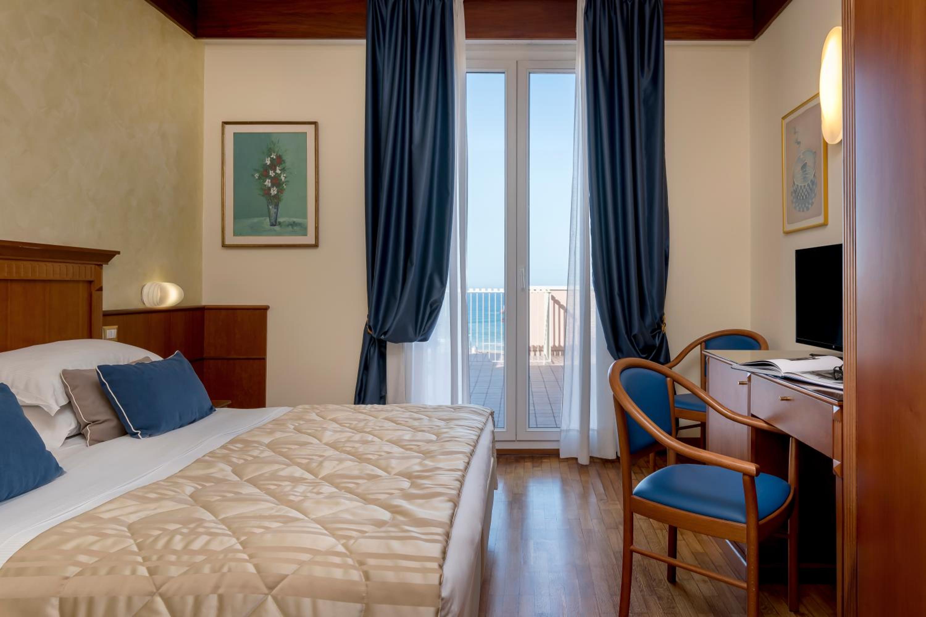 Double or Twin Room with Terrace - Photo 5