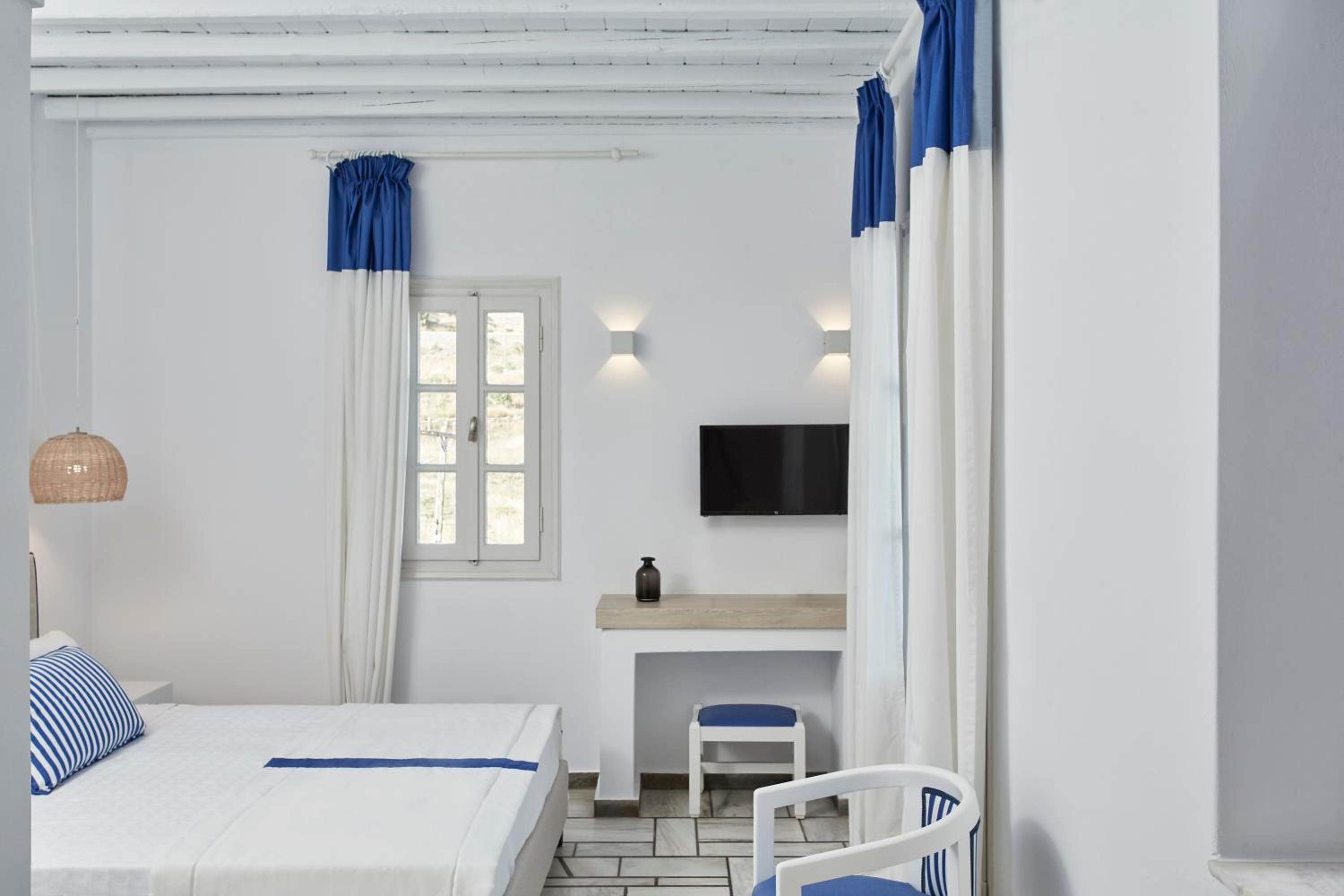 Exclusive White Suite with Sea View & Outdoor Hot Tub  - Photo 1