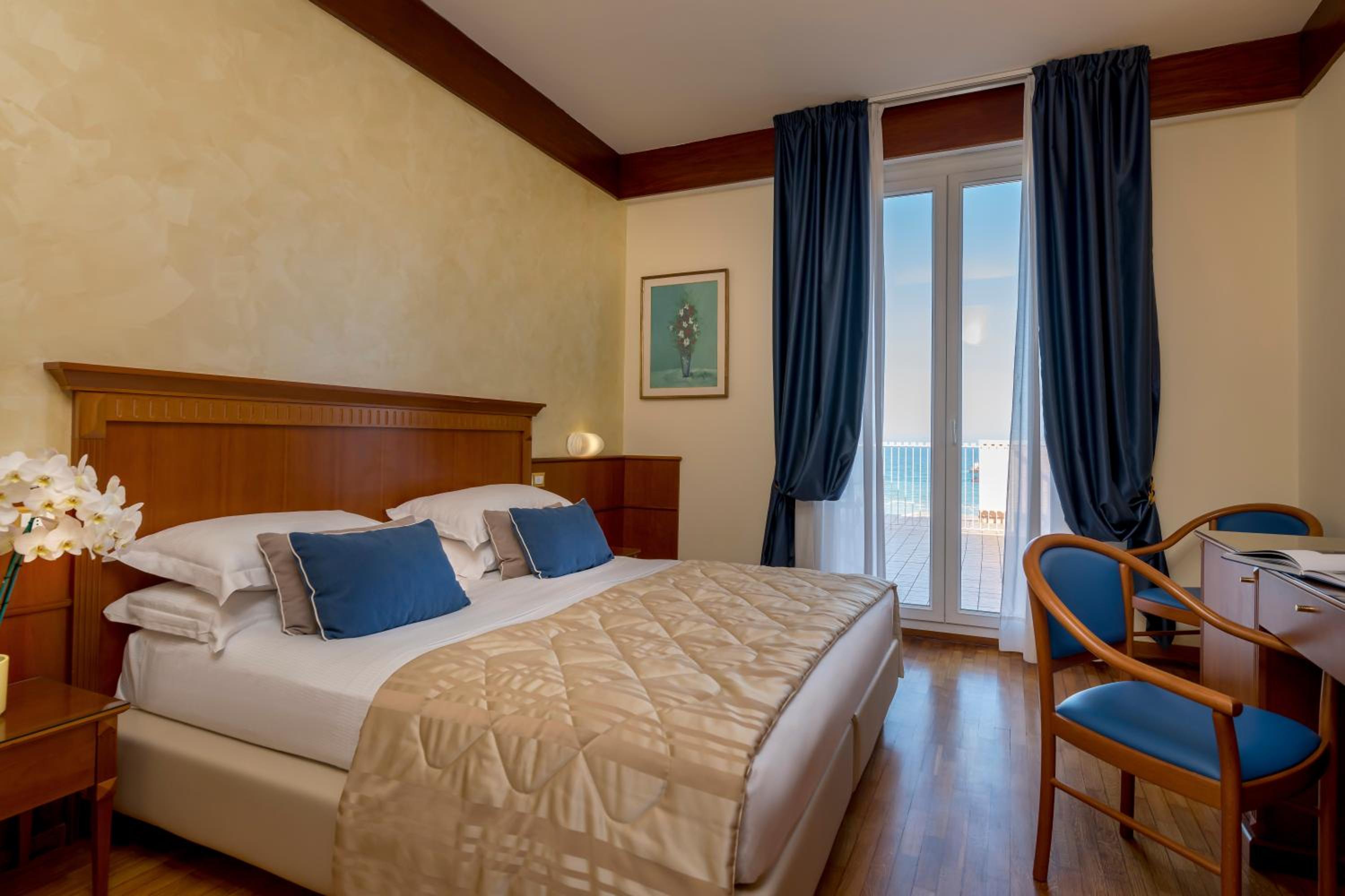 Double or Twin Room with Terrace - Photo 1