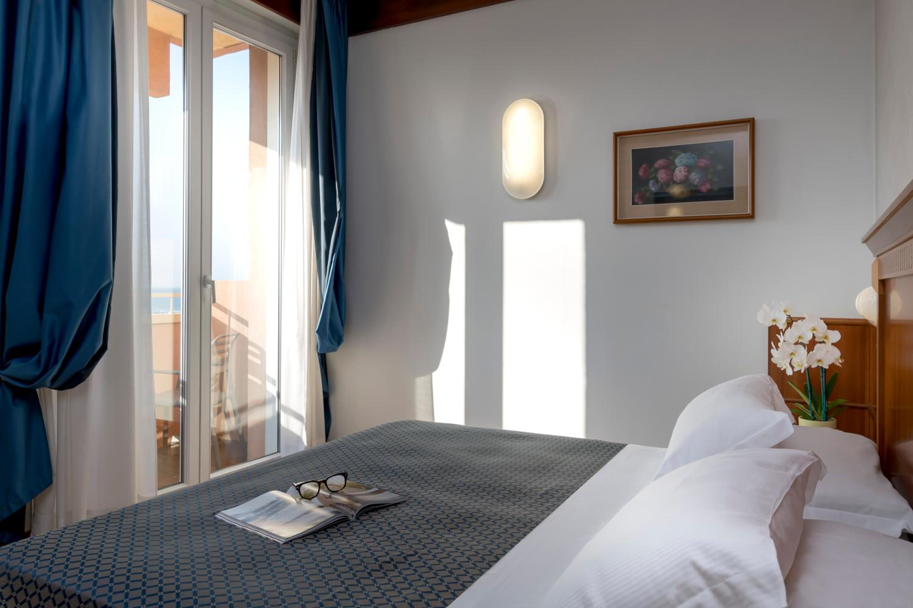 Double or Twin Room with Lateral Sea View - Photo 1