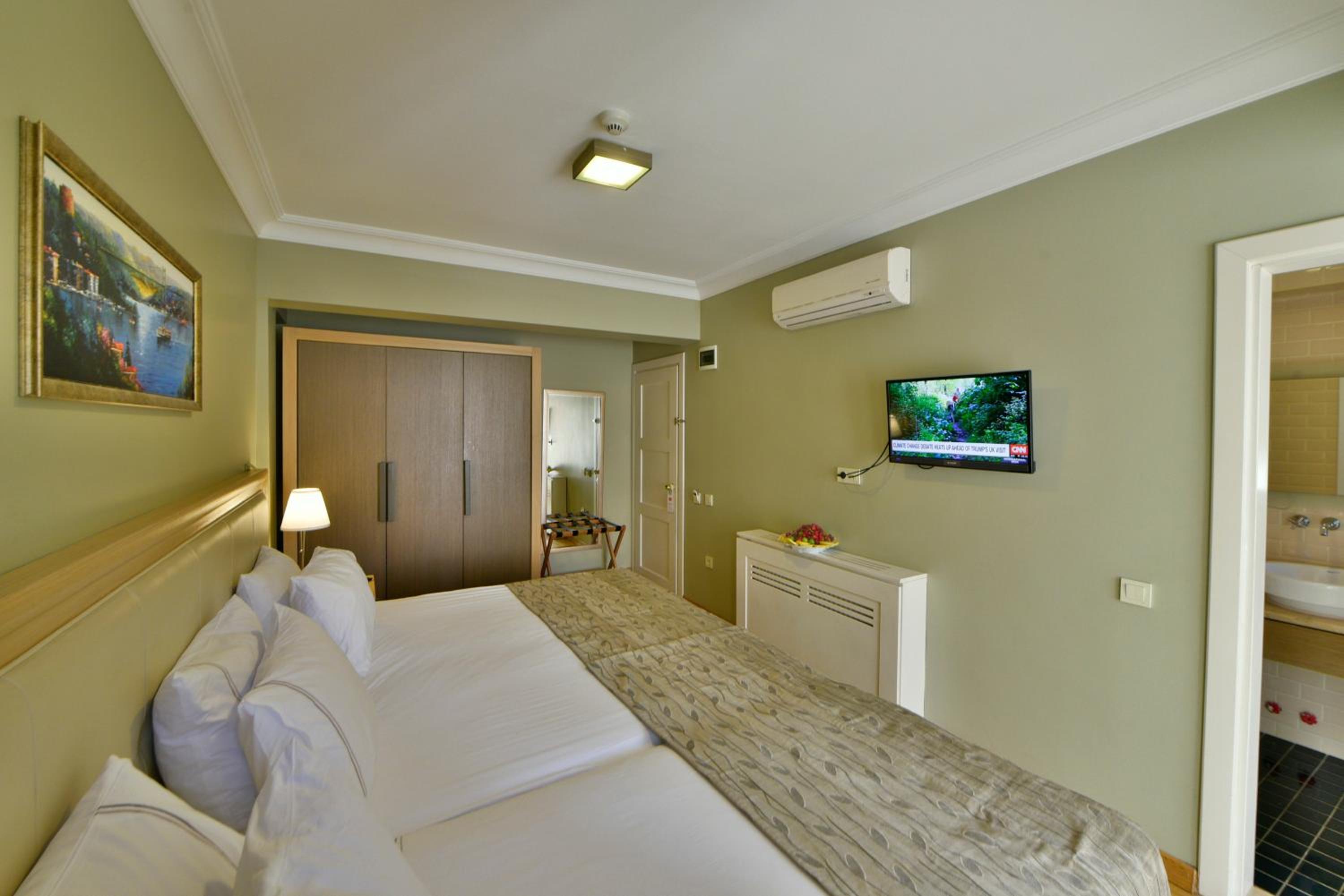 Triple Room thumbnail 6