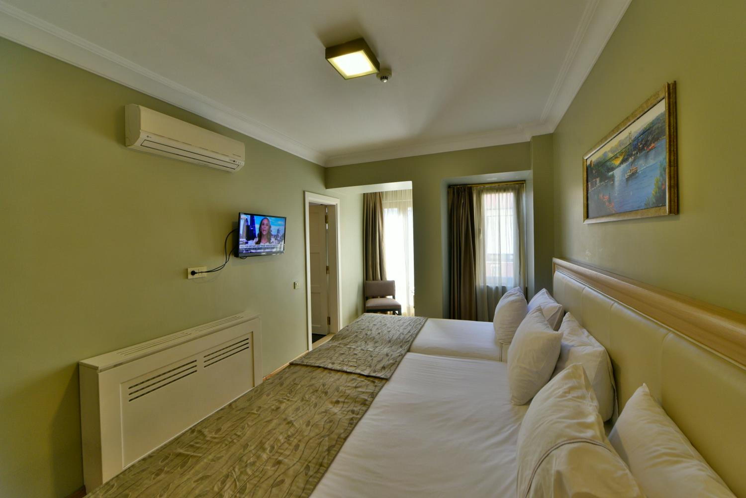 Triple Room thumbnail 5