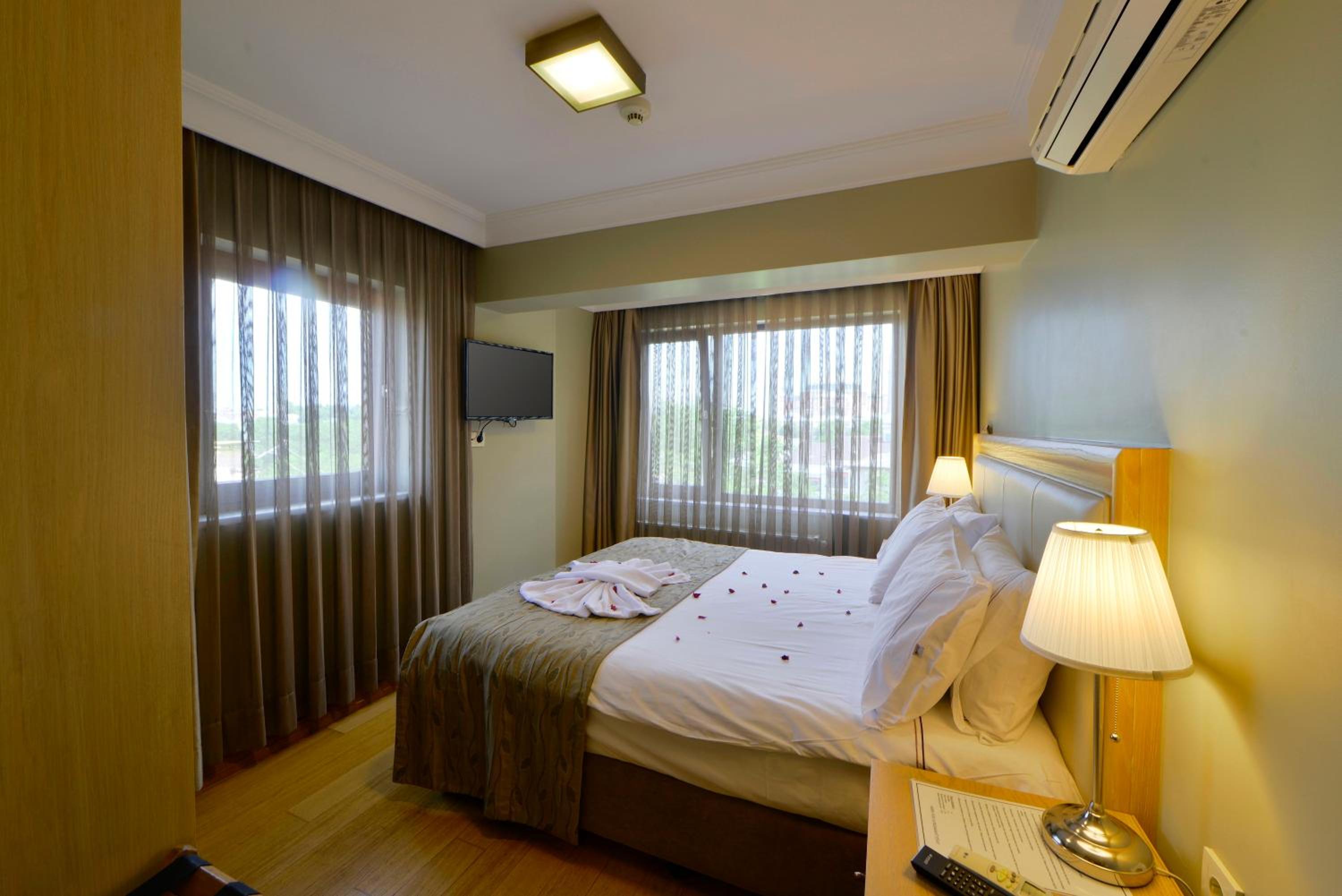 Deluxe Double or Twin Room with Sea View thumbnail 6