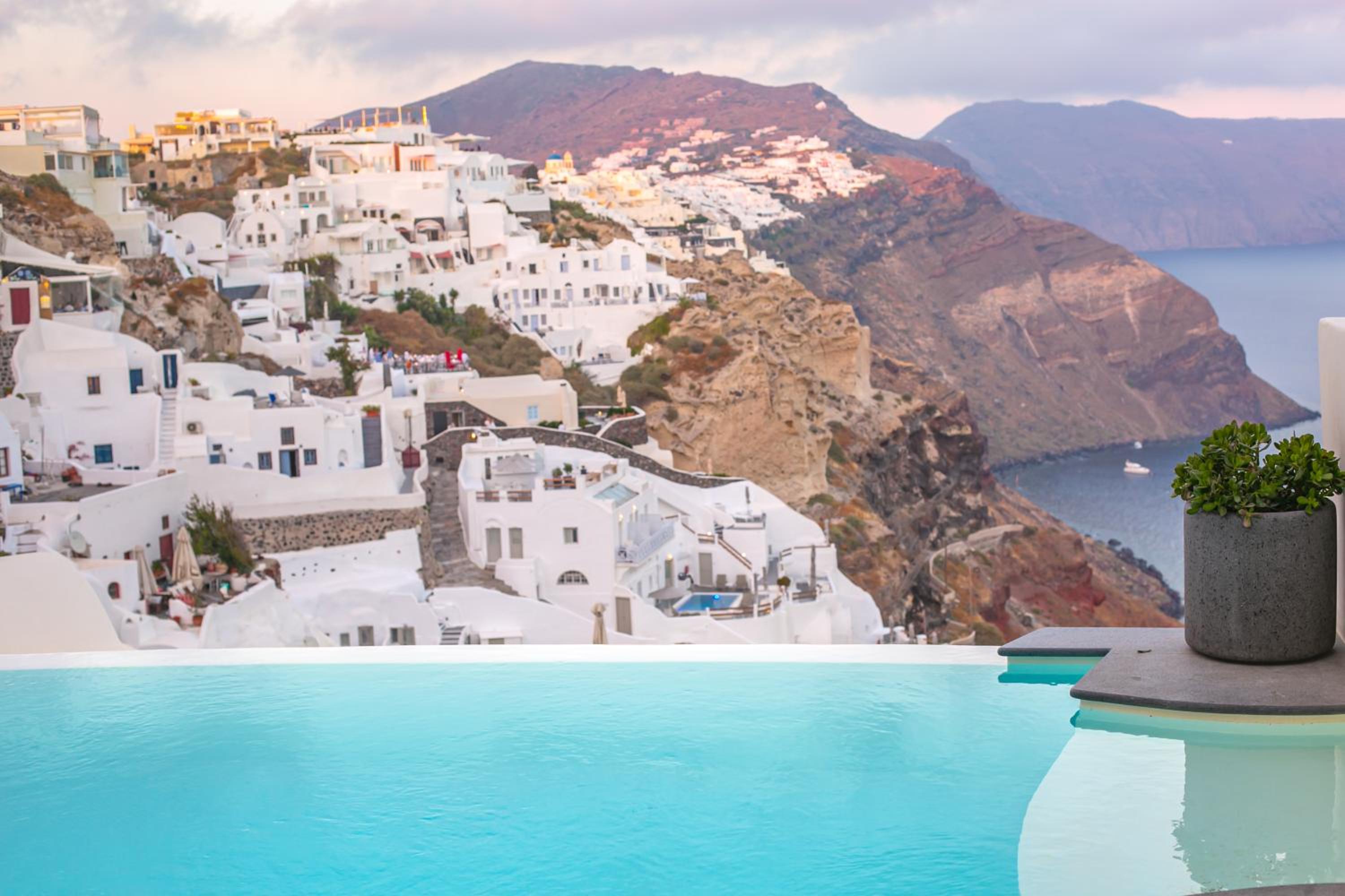 Two Bedroom Villa with Infinity Pool and Caldera View photo 3