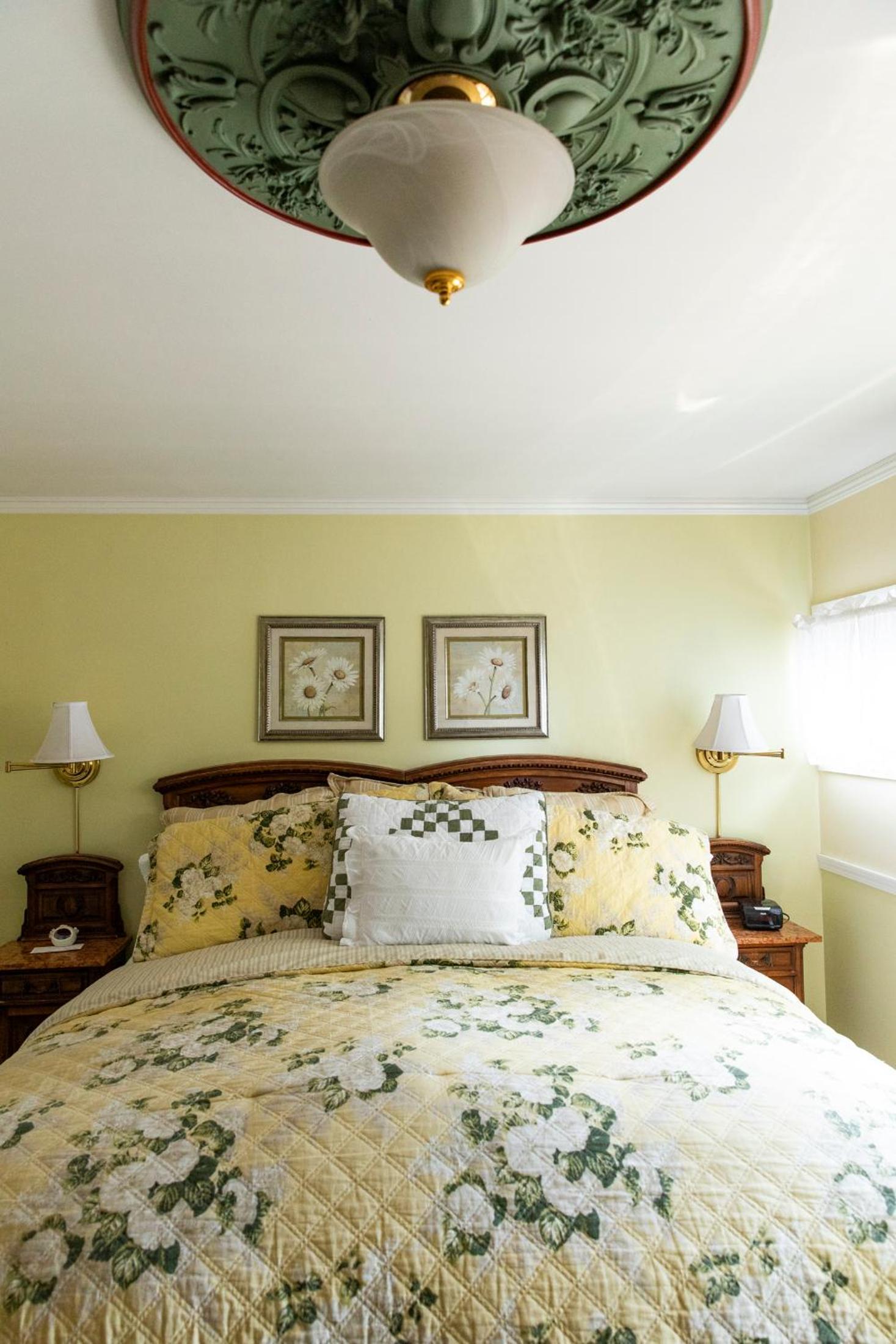 Annie's Room - Standard Queen  photo 1