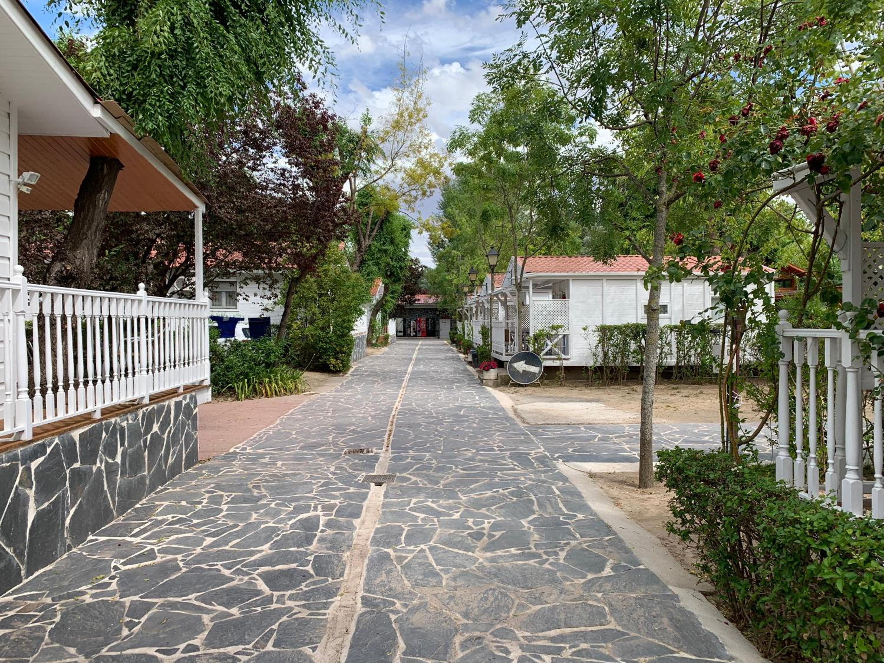 Two-Bedroom Bungalow (1-5 Adults) - Photo 4
