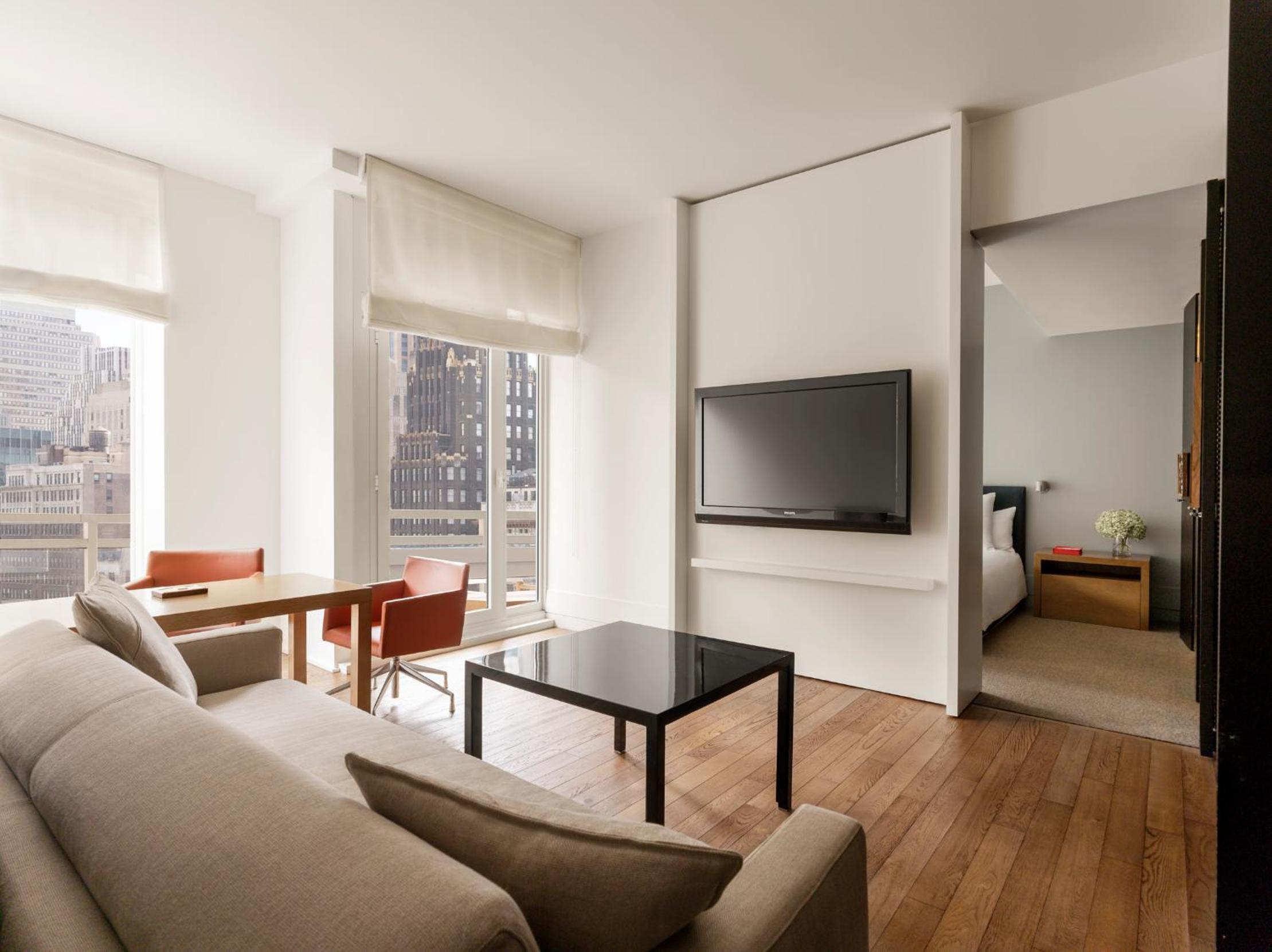 One-Bedroom Suite with Balcony thumbnail 5
