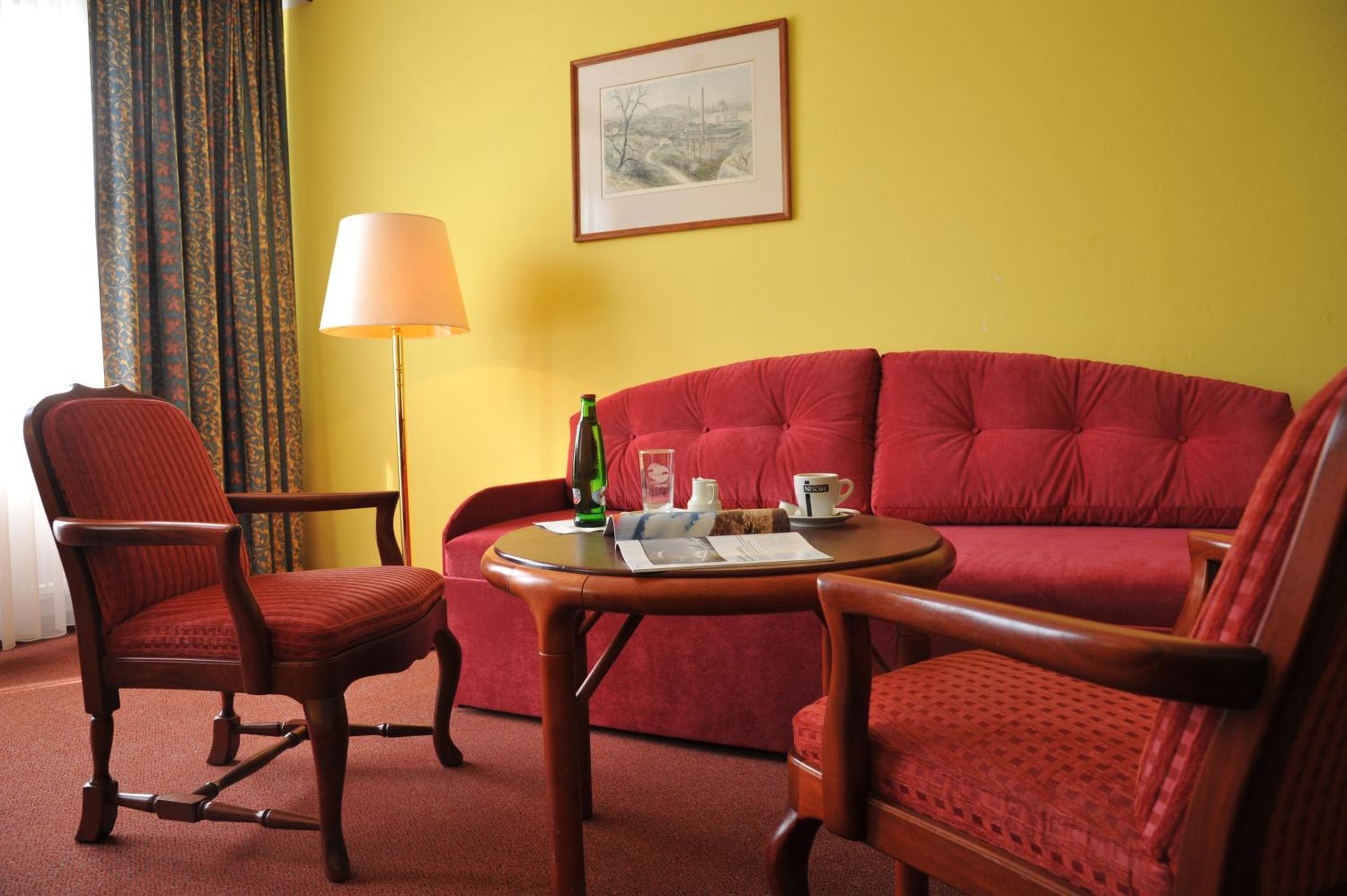 Queen Room photo 2