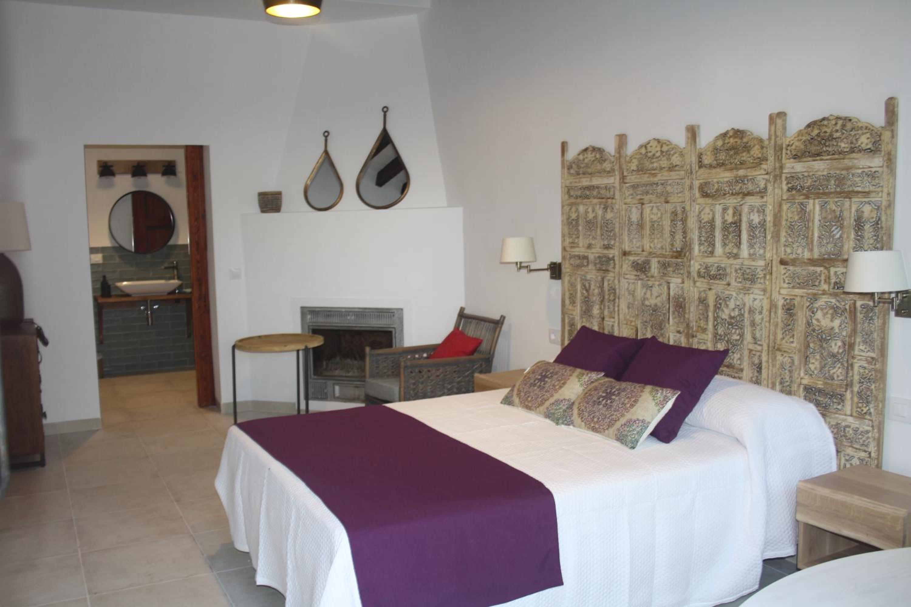 Queen Room photo 2