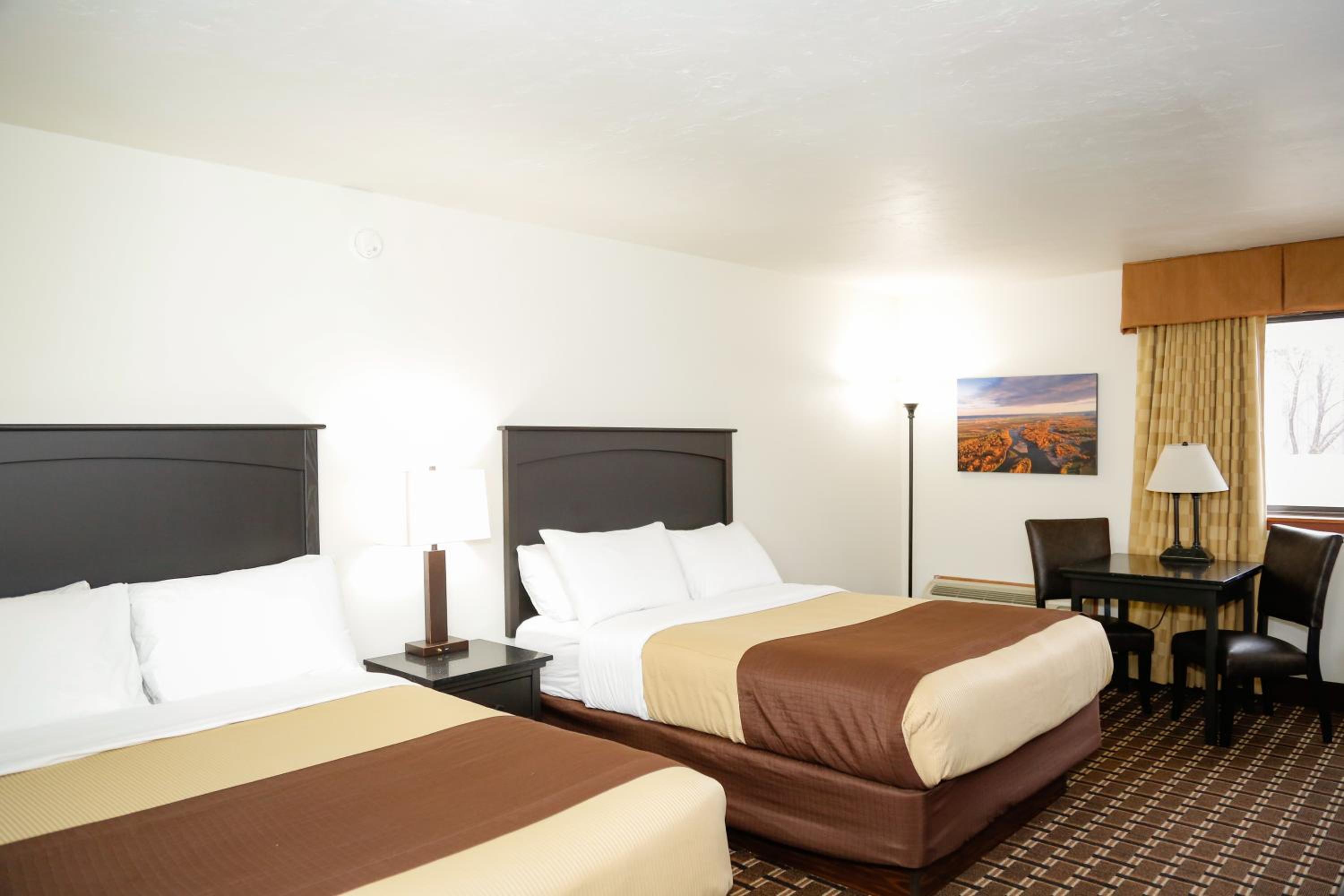 Queen Room with Two Queen Beds - Photo 4
