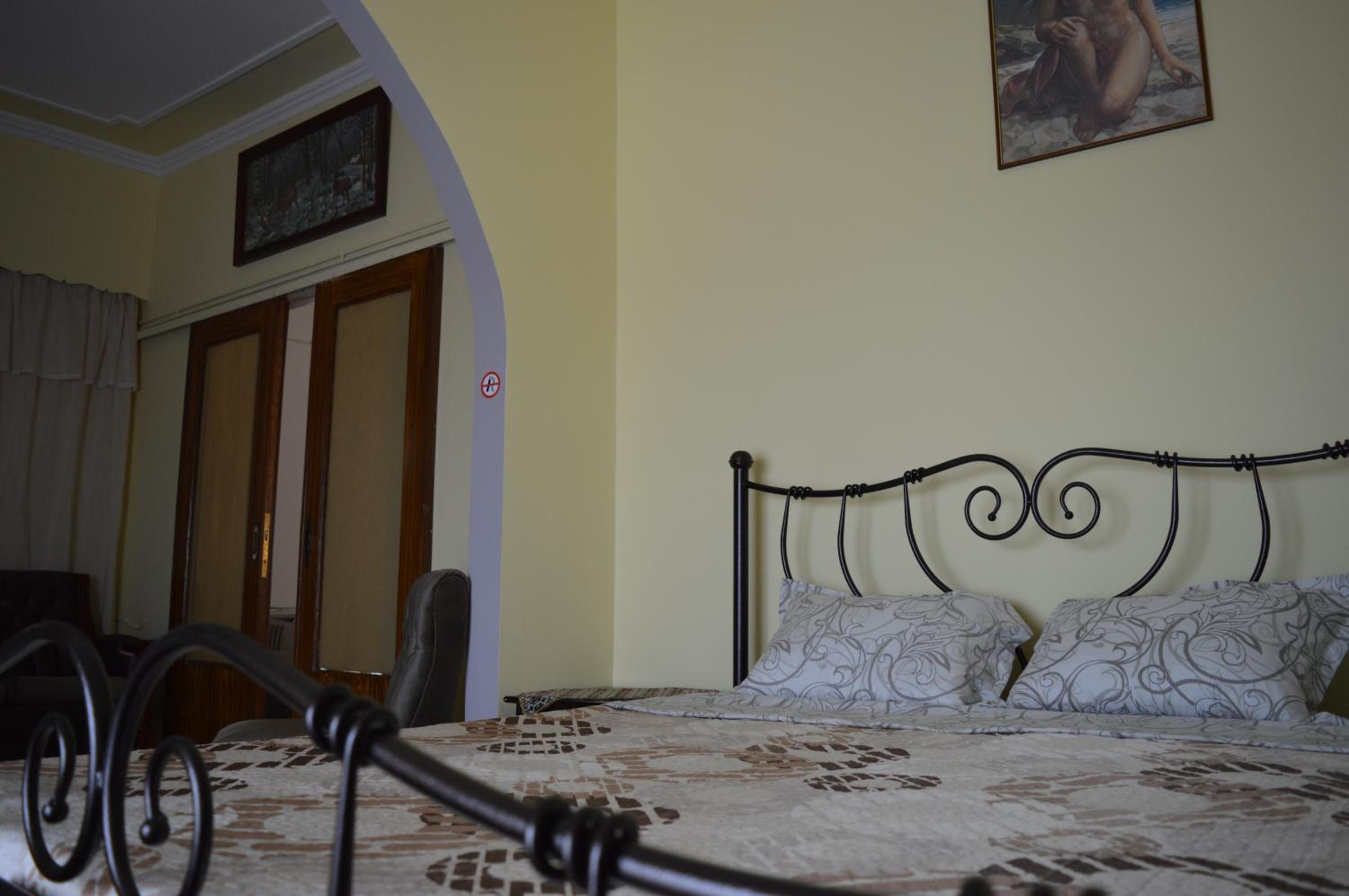 Studio Apartment - Photo 1