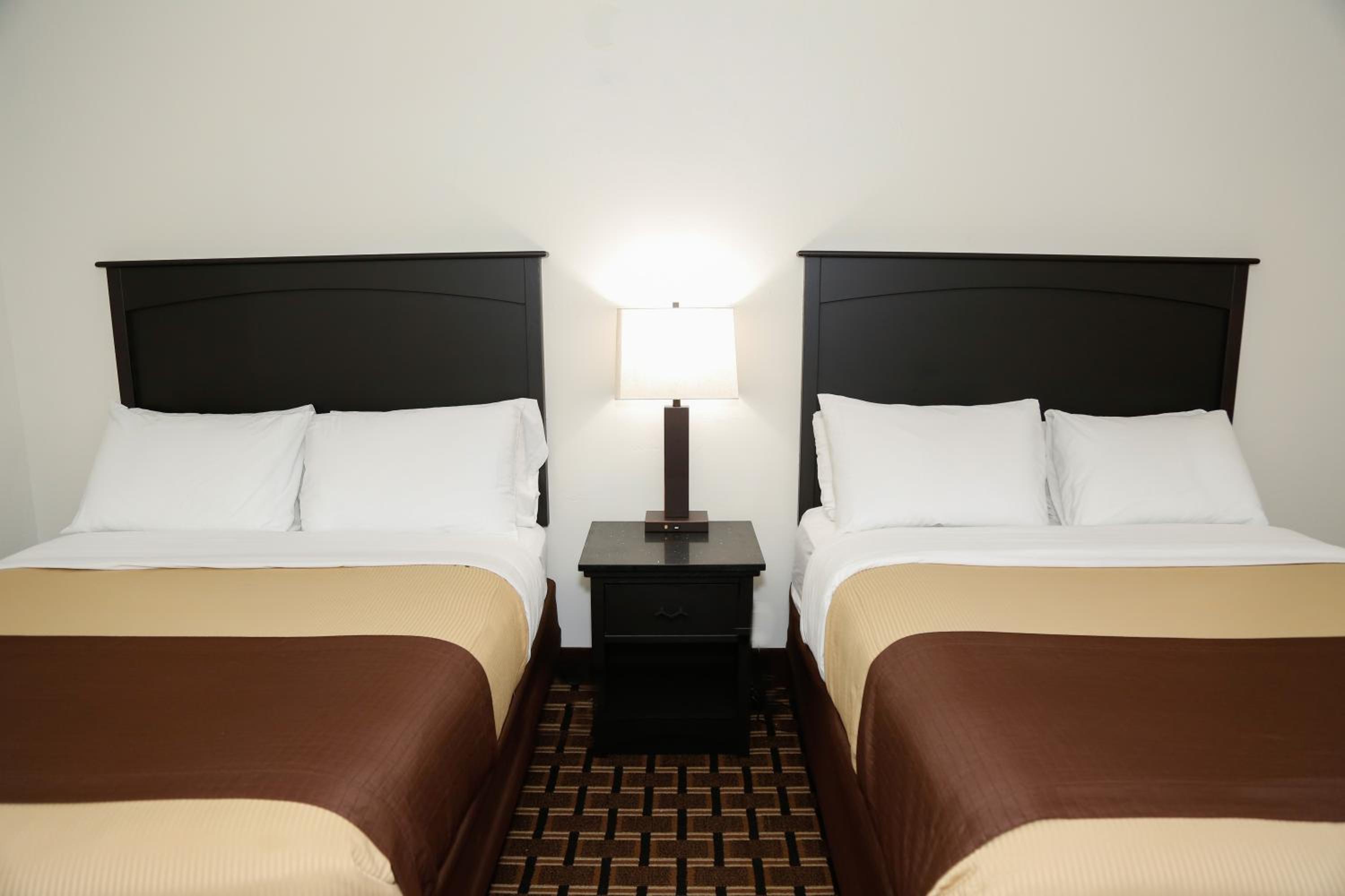 Queen Room with Two Queen Beds - Photo 7