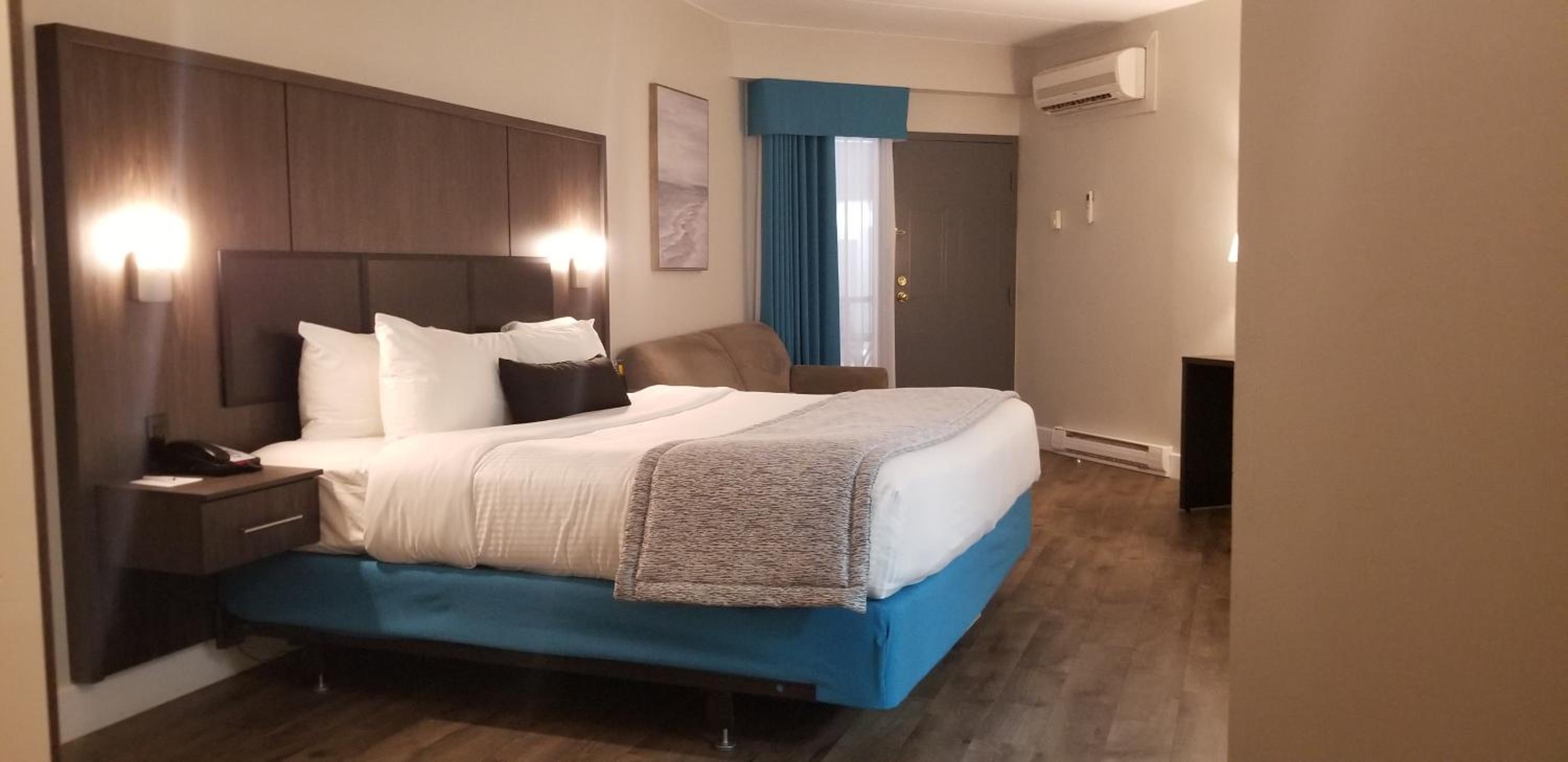 King Room with Balcony - Non-Smoking