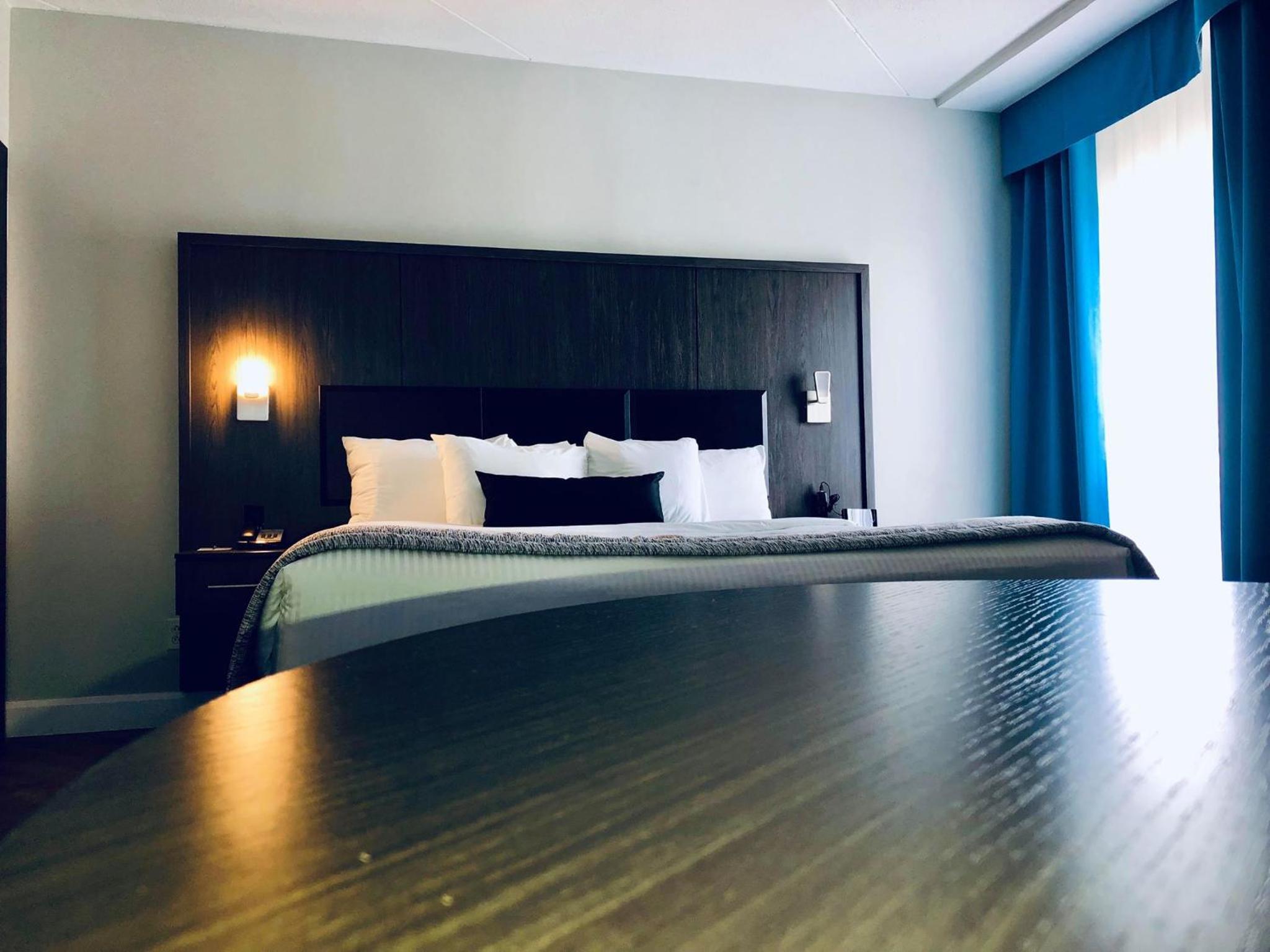 King Room with Balcony - Non-Smoking