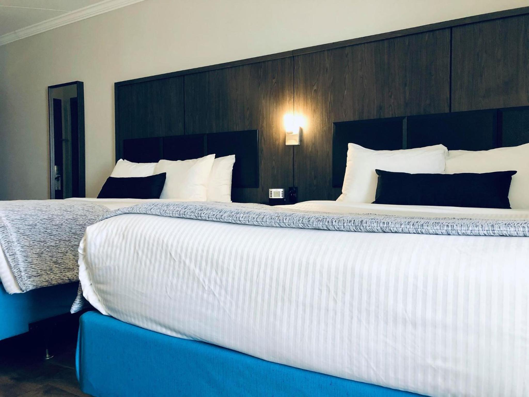 Queen Room with Two Queen Beds - Shower Only/Non-Smoking thumbnail 6