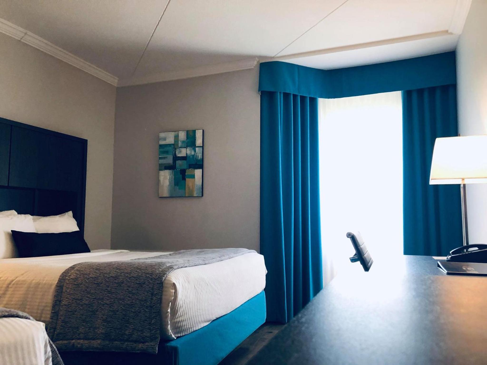 Queen Room with Two Queen Beds - Non-Smoking thumbnail 5