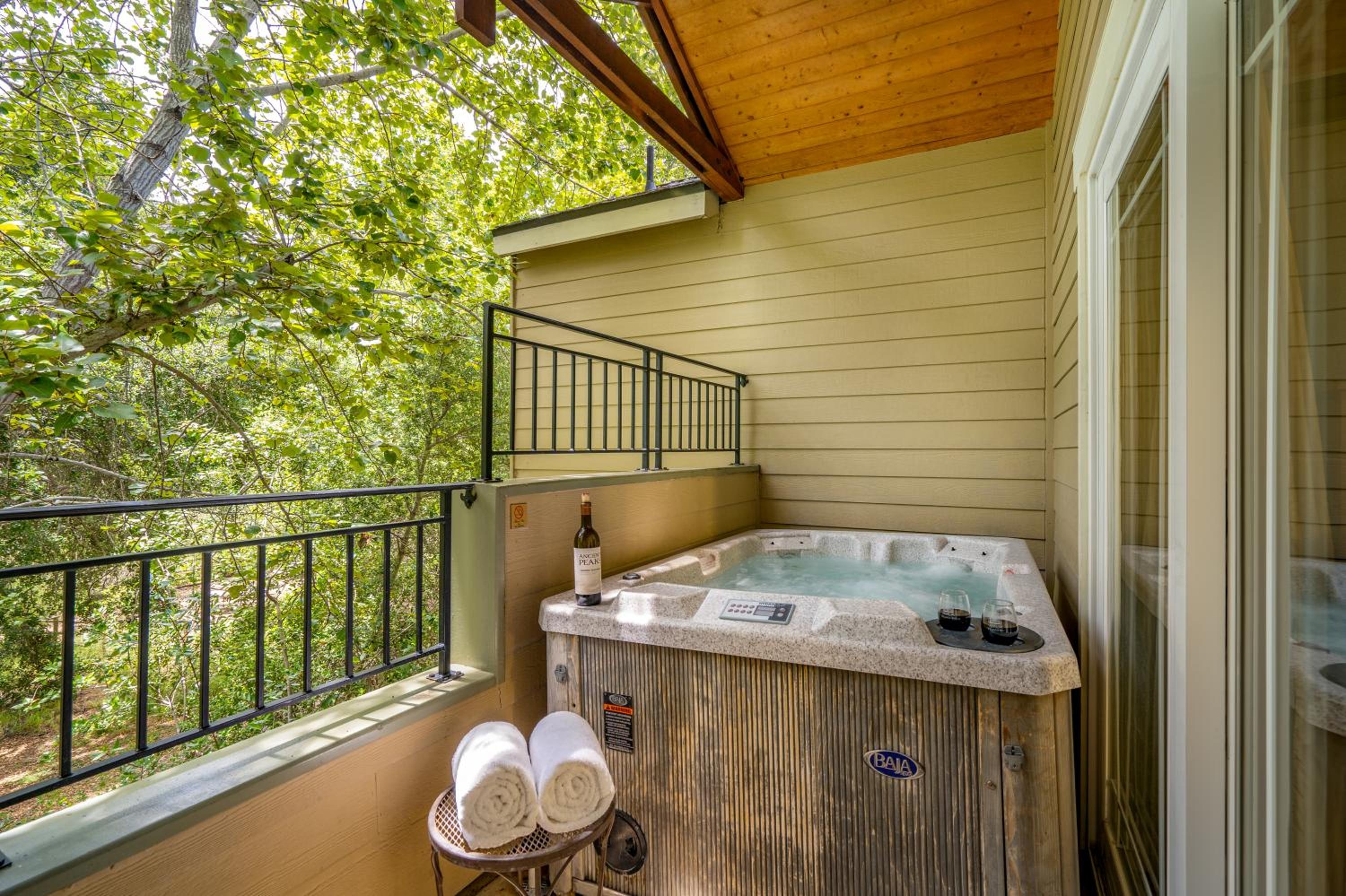 King Room With Hot Tub - Photo 4