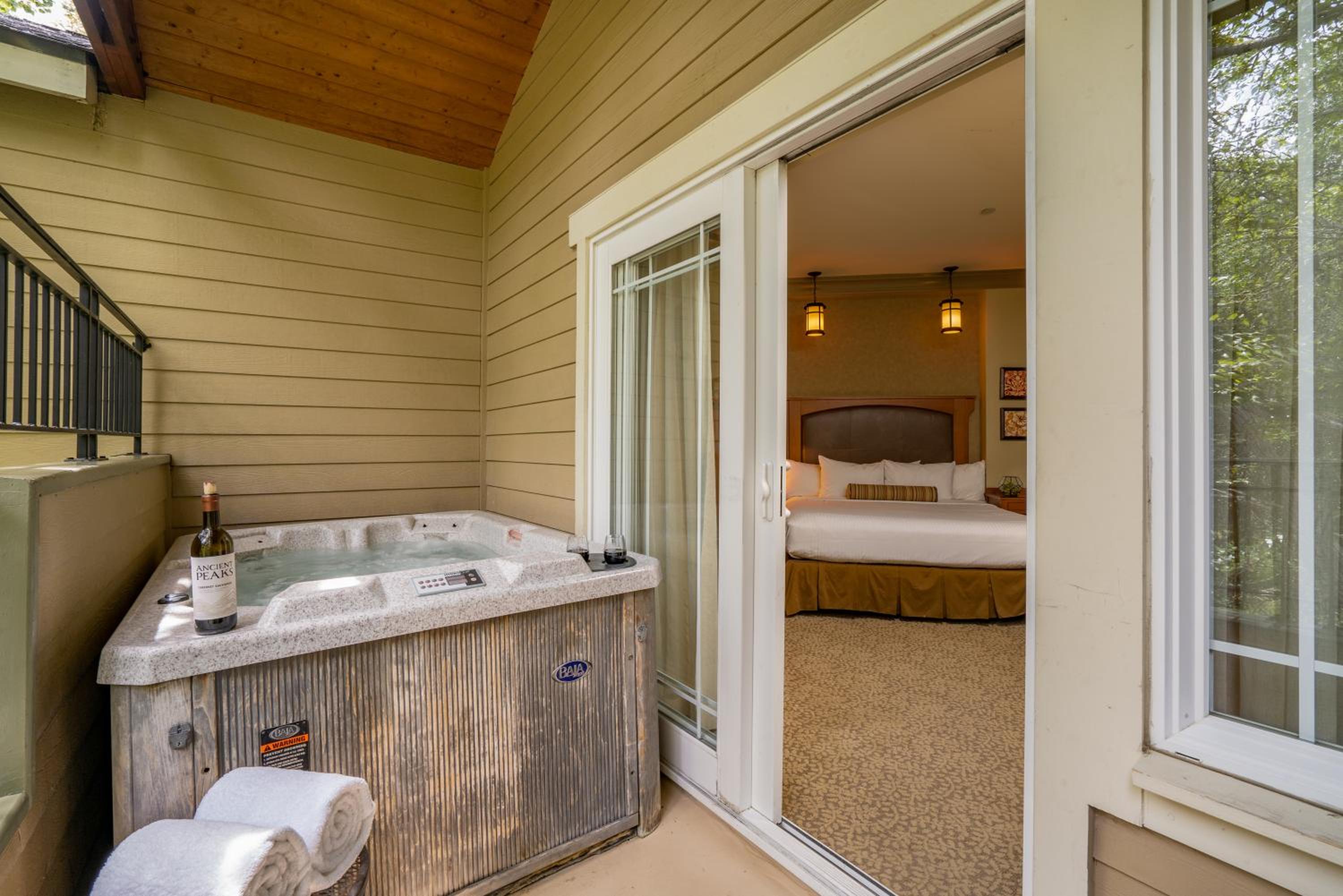 King Room With Hot Tub - Photo 5