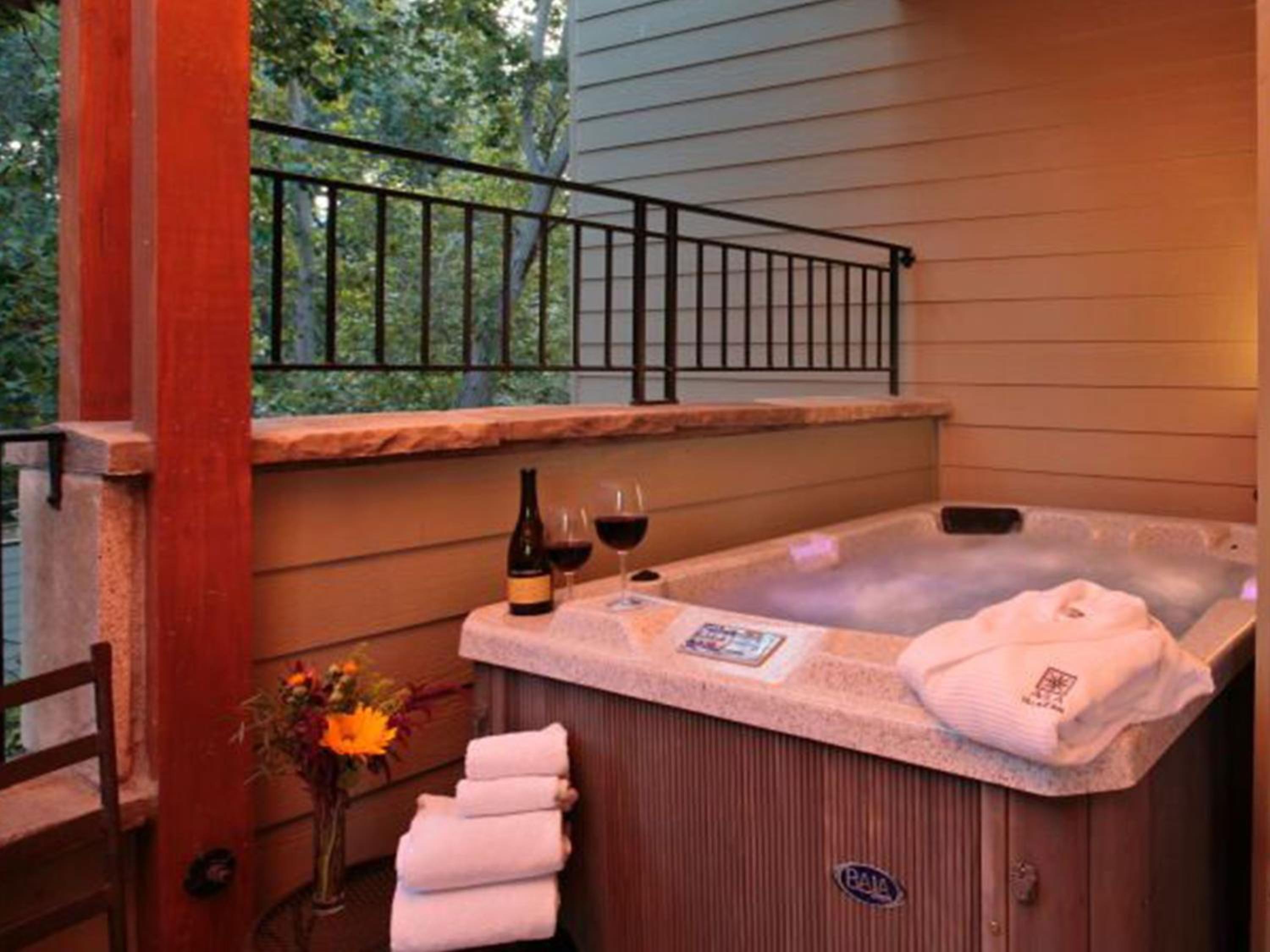 King Room With Hot Tub - Photo 2